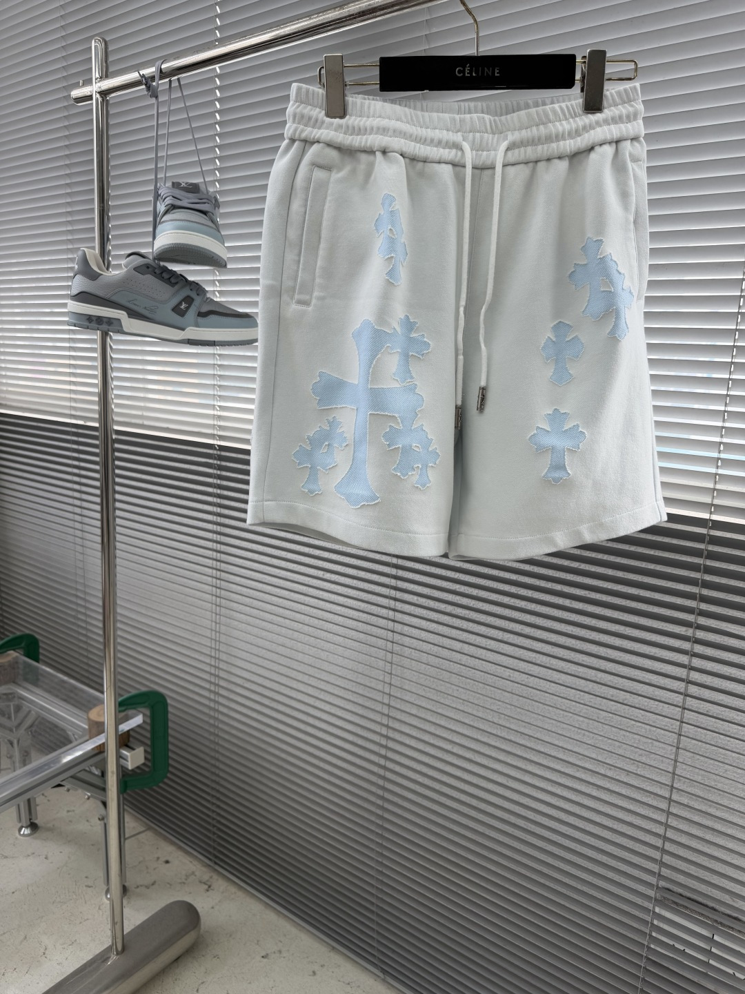 NO:935511,-CH Croxin 26ss new elastic waist casual shorts are the best choice for cutting-edge fashion. The cross logo is printed all over, inheriting the classics, intertwining fashion and history. Exquisite craftsmanship, every stitch and every thread shows luxury quality. Whether you are strolling on the bustling streets or attending a fashion party, it can make you stand out. The loose fit accommodates various body shapes and gives you a free and unrestrained wearing experience. Wearing these casual trousers shows your extraordinary taste, leads the trend, and embraces the pinnacle of fashion.  Size M-3XL,,chrome hearts,shorts,19860909-CH 克罗心26ss新款松紧腰休闲短裤 风尚前沿的不二之选.满印十字logo烧花,传承经典,交织时尚与历史.精湛工艺,每一针每一线尽显奢华品质. 无论是繁华街头的漫步,还是时尚聚会的登场,它皆能让你脱颖而出.宽松版型,包容多样身形,赋予你自由无拘的穿着体验.穿上这款休闲长裤,彰显非凡品味,引领潮流走向,拥抱时尚巅峰. 尺码M-3XL,,chrome hearts,shorts,,Men's clothing