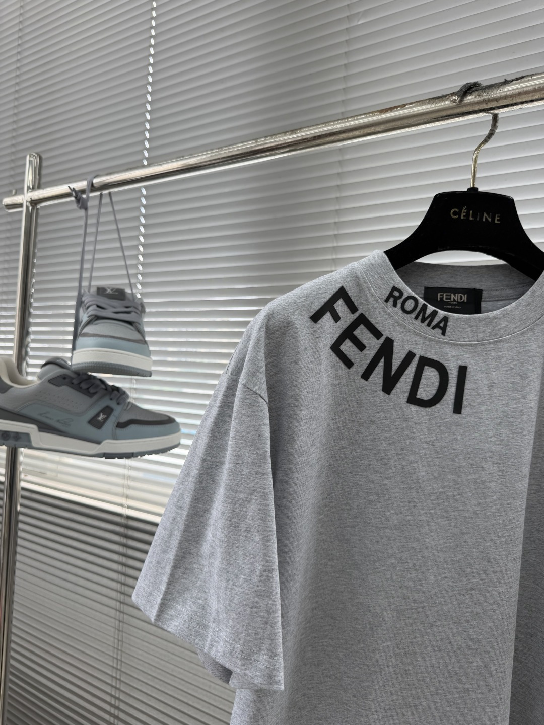 领口斜向FENDI+ROMA经典标识,极简高级版型 2