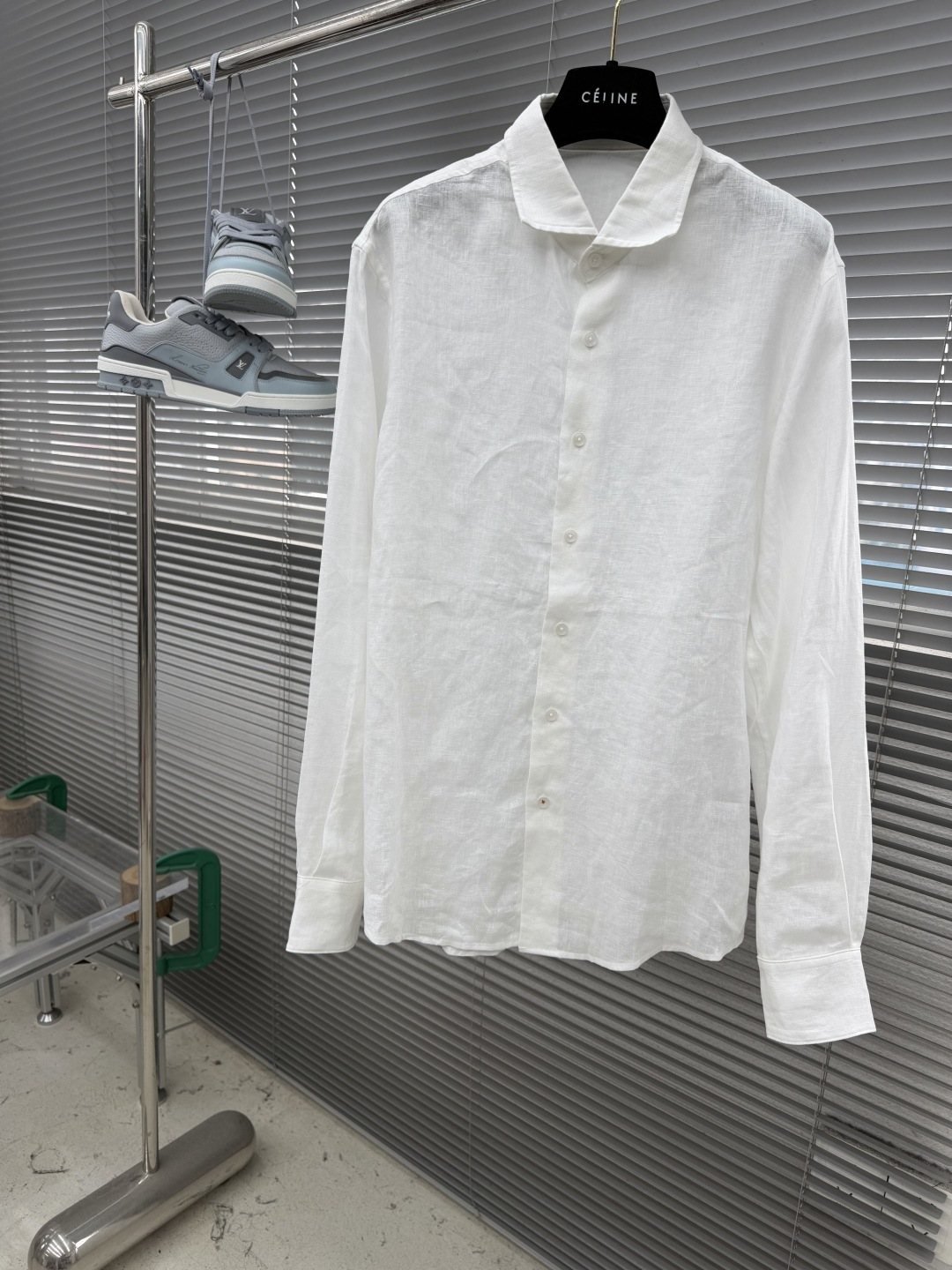 NO:917495,-Z Zegn classic bateau collar linen shirt, inherits Italian luxury style, reshapes the relaxed texture of the shirt jacket with high-quality linen, creating a high-end wardrobe item for urban elites that combines business decency and daily casual relaxation. The light and fresh fabric has a graceful bateau collar, making the already classic style even better. The standard size, straight-cut fit allows you to easily create pure leisure. Size M-4XL  Classic fit. Select Italian imported rain flax. The natural fiber characteristics bring lightness, breathability and dry feel. It absorbs moisture quickly and does not stick to the body. Slight irregularity is the characteristic of traditional grain yarn flax fiber. It is refreshing and comfortable to wear in summer. It is softer and more textured as it wears. One-line collar shape, shirt-style cuffs, natural four-eye button placket, curved hem, brown thread hand-stitched buttons, jackets & coats, shirts,19860909-Z Zegn 经典一字领亚麻衬衫,承袭意式奢雅格调,以优质亚麻重塑衬衫式外套的松弛质感,为都市精英打造一件兼具商务得体与日常休闲松弛的高阶衣橱臻品,轻盈之至且清新的面料婉约一字领,让本就经典的风格更胜一筹.标准尺寸、直身裁剪的合身版型,让您轻松打造纯粹的休闲. 尺码M-4XL 经典合身版型 甄选意大利进口雨露亚麻,天然纤维特性带来轻盈、透气和干爽手感,吸湿速干不粘身.略微不规则是传统粒纱亚麻纤维的特征,夏日穿着清爽自在,越穿越软、越穿越有质感. 一字领造型,衬衫式袖口 天然四眼扣开襟 弧形衣摆 棕色线手缝扣子,,jackets & coats,shirts,,Men's clothing