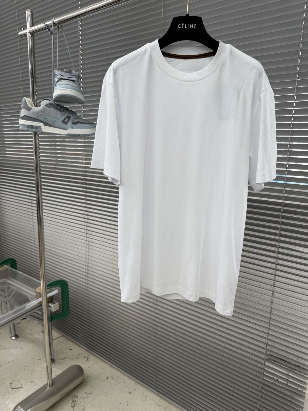 NO:917492,-Z Zegn - Light luxury minimalist series of casual round neck T-shirts. This T-shirt from Z is made from a luxury blend of high-quality long-staple cotton, modal, mulberry silk and linen. It is designed with a simple and versatile style. It can be worn as a base layer, a jacket or a summer outerwear. It is an elegant item in the wardrobe of high-end people. Sizes M-5XL Classic fit  Luxury-grade natural fiber blended fabrics are carefully selected and woven with micron-level worsted technology. The endowments of four rare fibers are exquisitely combined with the skin-friendly toughness of cotton, the silky drape of modal, the clearness and dryness of linen, and the pearly softness of mulberry silk, creating a wearing experience that is as light as clouds and as luxurious and soft as cashmere. The back panel is decorated with a trapezoidal turtle back and the classic logo is embossed. The inside of the collar is decorated with brown stripes, jackets &  coats,tees,t-shirt,19860909-Z Zegn —轻奢极简系列休闲圆领T恤 Z家这款T恤臻选优质长绒棉、莫代尔、桑蚕丝、亚麻奢级混纺精制而成,辅以简约百搭风格设计,可作为打底衫与夹克或夏季外衣搭穿,是高品位人士衣橱中的一款雅致单品. 尺码M-5XL 经典合身版型 臻选奢级天然纤维混纺面料,以微米级精纺工艺织造,将四种珍稀纤维的禀赋精妙融合棉的亲肤韧实、莫代尔的丝滑垂坠、亚麻的清透干爽与桑蚕丝的珍珠柔光,共塑如云般轻盈、如羊绒般奢柔的穿着臻感. 后幅梯形龟背装饰,经典logo做凸起压花 衣领内侧饰以棕色条纹,,jackets & coats,tees，t-shirt,,Men's clothing