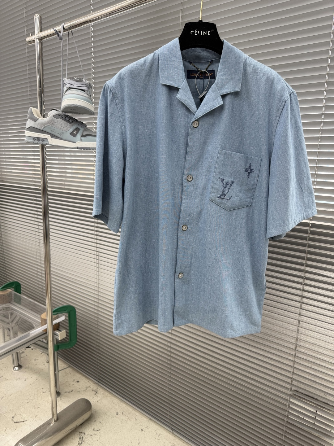 NO:917489,Top - Donkey brand 26SS embroidered logo chambray shirt 11 ammonia soil cotton denim fabric Imported embroidery Ready-made garments washed and faded 11 customized accessories and accessories Size S M L19860909上衣 -驴牌 26SS刺绣标识青年布衬衫 11氨土全棉牛仔面料 进口刺绣 成衣洗褪 11订制辅料、配件 码数S M L XL 衣长71727374 胸围 110 114 118 122 肩宽47.5 48.5 49.5 50.5,,louis vuitton,shirts,,Men's clothing