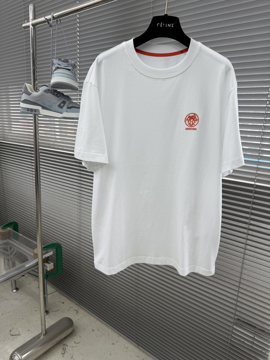 NO:935505,-Herme* 2026 spring and summer new round neck short sleeves, brand logo heavy craftsmanship design, high-end customized 100-count double-sided mercerized cotton fabric. Soft to the touch. Comfortable to wear. Counter-level exquisite stitching. Fine workmanship. The upper body effect is incomparably handsome!  A must-have item for a stylish man!  Size M-3XL Color white black, hermes, T-shirt,19860909-Herme* 2026春夏新款圆领短袖 品牌logo重工艺设计 高端定制100支双面丝光棉面料.手感柔软.穿着舒适.专柜级别精致车线.做工精细.上身效果无敌帅气！型男必备单品！ 码数M-3XL 颜色白色 黑色,,hermes,T-shirt,,Men's clothing