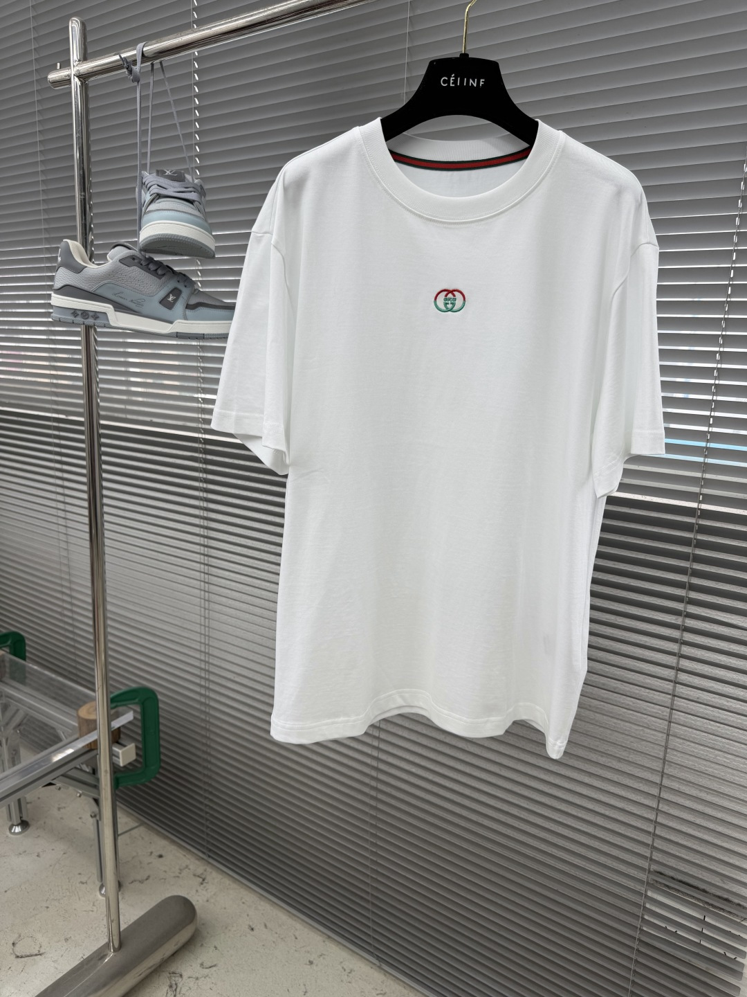 NO:935502,-GUCC 26SS spring and summer new cloud cotton round neck short-sleeved men's basic counter short-sleeved T-shirt!  Basic T-shirt dedication, the fabric is customized, which is a material treated with special technology, which not only ensures the breathability and comfort of the clothing, but also allows you to feel the ultimate silky experience with every touch, as if the summer breeze is blowing across the skin, bringing endless coolness and comfort!  The classic embroidery elements on the chest, every stitch and every thread reveal the craftsman's exquisite skills and ultimate pursuit of details!  The basic yet fashionable straight round neck design not only retains the casualness of the T-shirt, but also uses three-dimensional cutting technology to make the clothes fit the body shape without being tight. Whether it is daily leisure or casual gatherings, it can be easily controlled, showing the confidence and style of the wearer!  Color Black/White Size M-3XL,,gucci,T-shirt,tees,t-shirt,19860909-GUCC 26SS春夏新款云朵棉质圆领短袖 男士基础款专柜短袖T恤衫！基础T恤奉献,面料采用了客供定制这是一种经过特殊工艺处理的材质,不仅确保了衣物的透气性与舒适度,更让每一次触摸都能感受到极致的丝滑体验,仿佛夏日微风轻拂过肌肤,带来无尽的清凉与惬意！胸前经典刺绣元素,每一针每一线都透露着匠人的精湛技艺与对细节的极致追求！基础而又不失时尚感的直筒圆领设计,既保留了T恤的随性自在,又通过立体的裁剪工艺,使得衣物贴合身形却不紧绷,无论是日常休闲还是轻松聚会,都能轻松驾驭,展现穿着者的自信与风采！ 颜色黑色/白色 尺码M-3XL,,gucci,T-shirt,tees，t-shirt,,Men's clothing