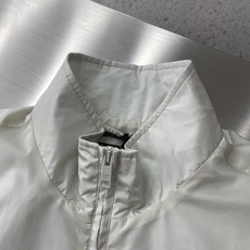 -PRAD 26新款采用再生材料打造的再生尼龙夹克之中。简约构型融入立体褶皱与折痕,勾勒独特气质 -PRAD 26新款采用再生材料打造的再生尼龙夹克之中。简约构型融入立体褶皱与折痕,勾勒独特气质