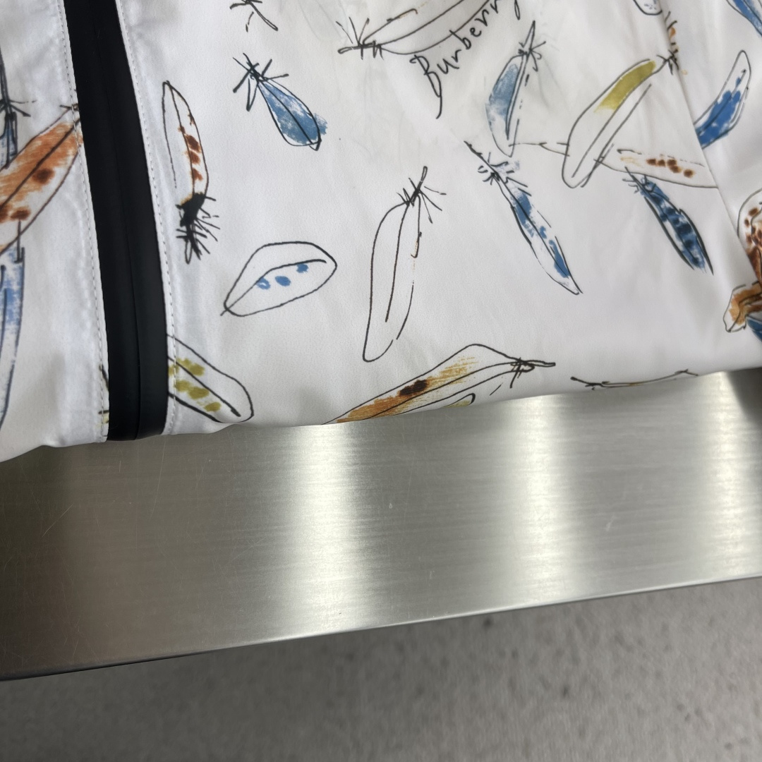 -BBR     男女同款羽毛印花夹克​​Bur与英国插画家Quentin Blake联名，灵感来自《鸟