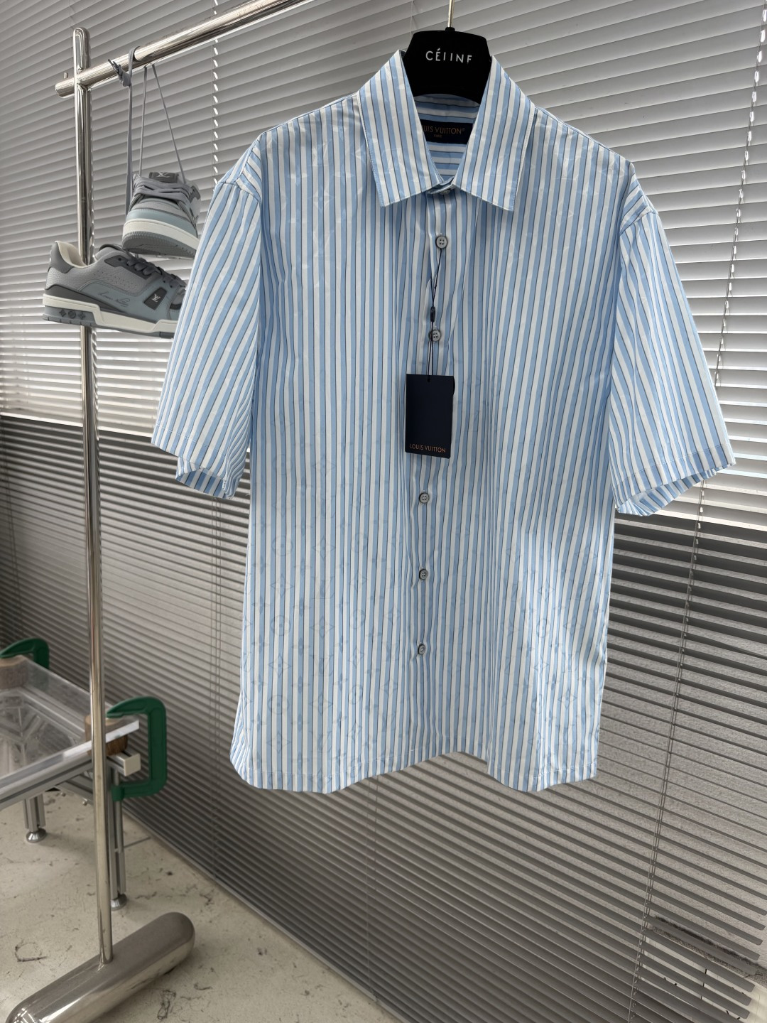 NO:935528,Tops, shorts - Donkey brand 26 new Monogram striped full-print letter shirt T-shirt, same style for men and women, high version. Size S.M.L.19860909上衣 短裤 -驴牌 26新款Monogram 条纹满印字母衬衫T恤 男女同款 高版本. 码数S.M.L.XL 衣长 71.5 73 74.5 76 肩宽50 51.5 53 54.5 胸围 114 122 126,,louis vuitton,shorts,shirts,tees，t-shirt,,Men's clothing