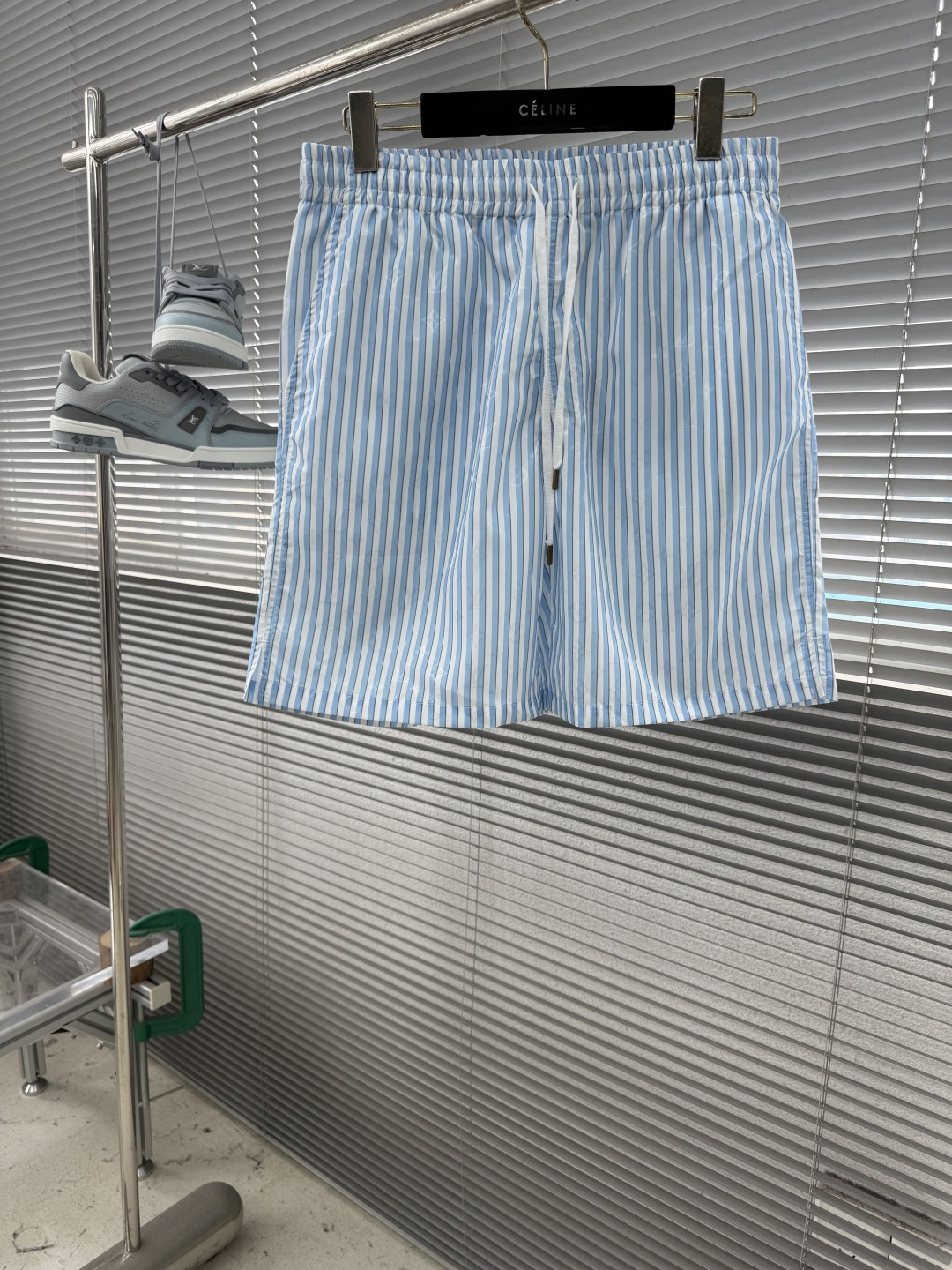 NO:935525,Shorts, tops - Donkey brand 26 new Monogram striped all-over printed letter shirt T-shirt, same style for men and women, high version. Size S.M.L.19860909短裤 上衣 -驴牌 26新款Monogram 条纹满印字母衬衫T恤 男女同款 高版本. 码数S.M.L.XL 裤长4848.5 49 49.5 腰围74788286 坐围 104 112 116,,louis vuitton,shorts,shirts,tees，t-shirt,,Men's clothing