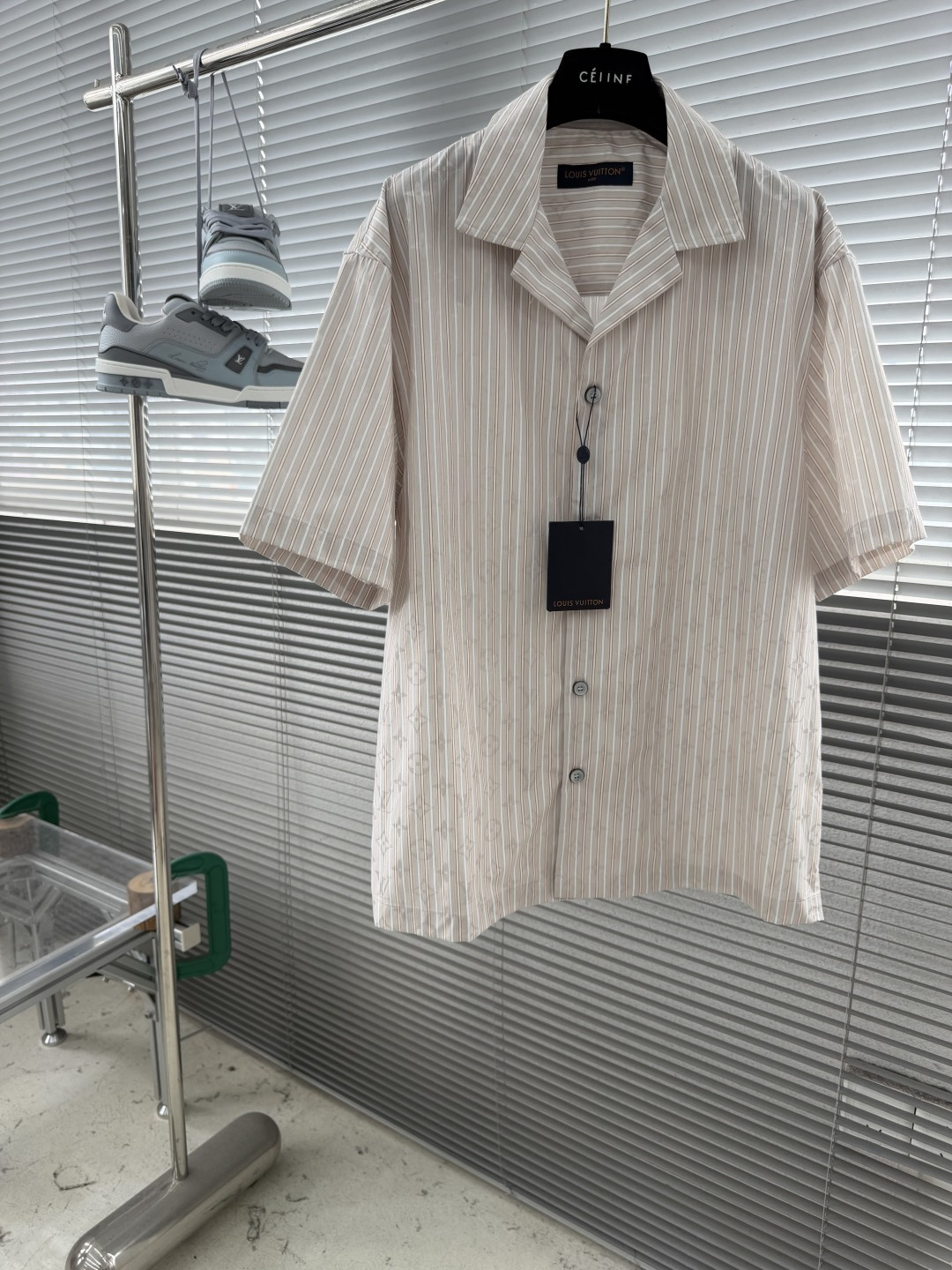 NO:935522,Tops, shorts - Donkey brand 26 new Monogram striped full-print letter shirt T-shirt, same style for men and women, high version. Size S.M.L.19860909上衣 短裤 -驴牌 26新款Monogram 条纹满印字母衬衫T恤 男女同款 高版本. 码数S.M.L.XL 衣长 71.5 73 74.5 76 肩宽50 51.5 53 54.5 胸围 114 122 126,,louis vuitton,shorts,shirts,tees，t-shirt,,Men's clothing