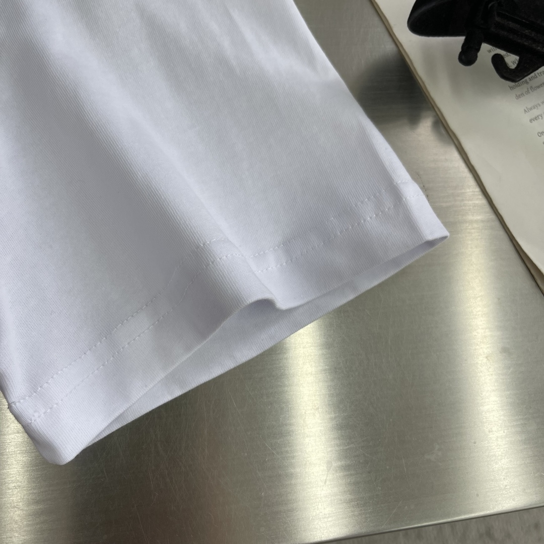 -驴牌     标识牛仔短袖定制奢光丝滑棉 丝滑软糯 舒适亲肤 以云絮暮雪白为底 似初雪覆于云巅 自带奢