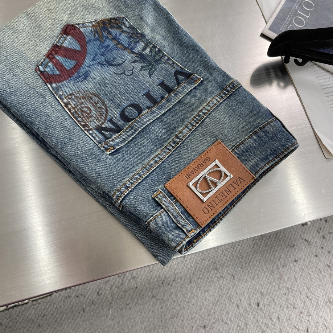 NO:938240,-VLTN new denim trousers with printed details!  Luxurious classic brand LOGO accessories. Best-selling item in the counter. Very comfortable to wear. Low-key yet luxurious. Very classy to wear. Needless to say the style and cut of the trousers. The upper body is exquisite and high-end, made of top-quality materials. The real denim is made of high-end top-quality washed denim fabrics. The quality is outstanding. After heavy washing, the pants are very soft!  Not picky, the upper body is absolutely stylish and extremely luxurious. Size 29-38 (37),,19860909-VLTN 印花细节新款牛仔长裤！奢华经典品牌LOGO配饰 专柜热销款 身穿着非常舒适 低调不失奢华 穿出去非常有档次 裤型款式和裁剪亦无需多言 上身精致跃然高档一等一顶级质料 真正殿堂级的牛仔布选用 高档顶级洗水牛仔面料,品质卓然,经过重水洗使得裤子很柔软！不挑人 上身绝对的有型 极度奢华. 尺码 29-38（37）,,,Men's clothing