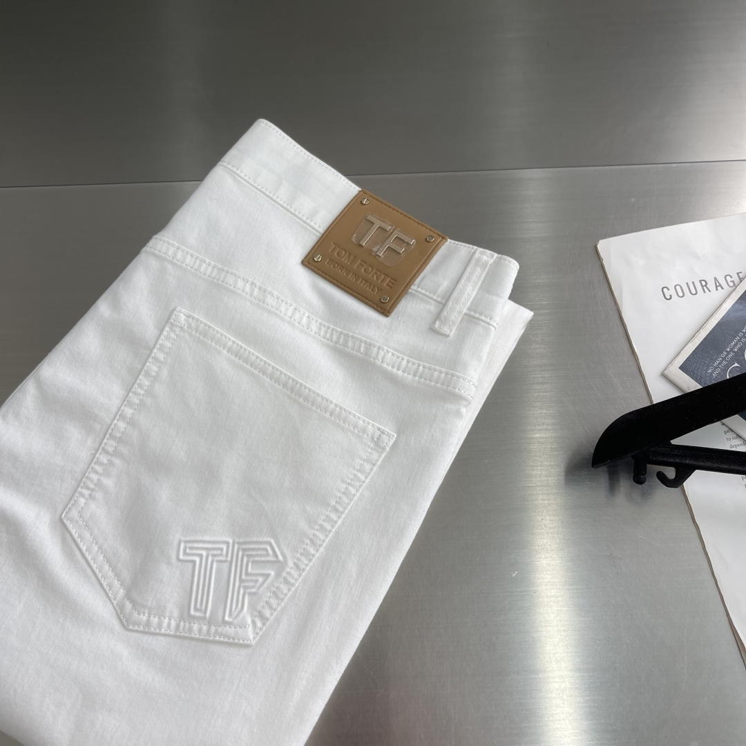 NO:938246,-Tom Ford simple white jeans. Slightly elastic!  !  !  All imported hardware accessories, matched with tf's royal metal...the perfect combination of texture details...Originated by Guangdong Zhongshan denim foreign trade export enterprise, with second-to-none quality support...you won't be able to put it down!  !  !  Code number 29-38 (37),,tom ford,tom ford,fendi,jeans,19860909-Tom Ford 简约白色牛仔裤.微弹！！！全部进口五金辅料,搭配tf家的御用金属....质感细节的完美搭配...广东中山牛仔外贸出口企业代工,首屈一指的品质加持..让你到手爱不释手！！！ 码数29-38（37）,,tom ford,tom ford,fendi,jeans,,Men's clothing