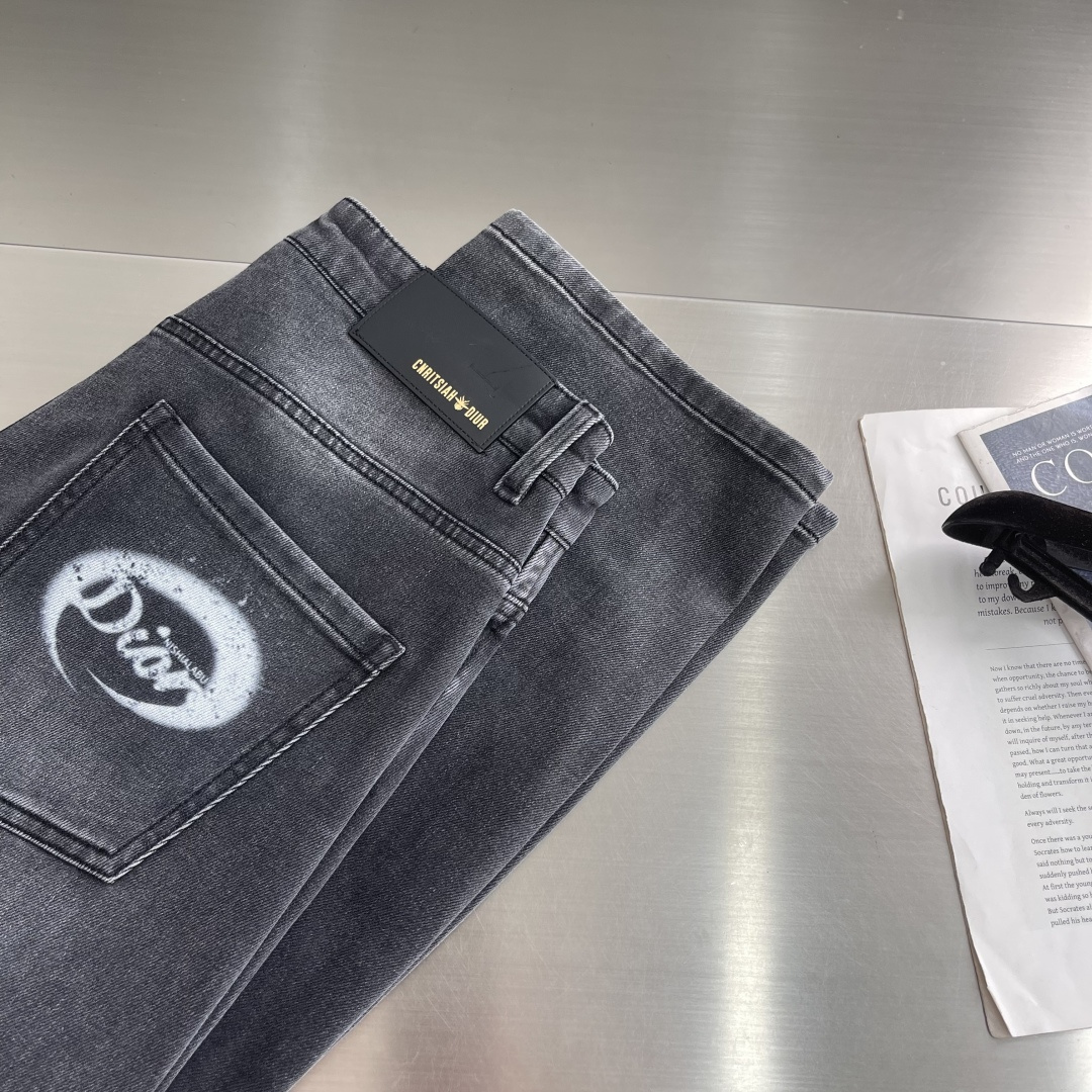 NO:938229,-Dio's hot new season CD black and gray retro water-brushed denim trousers. New style printing design on the back pocket. Soft skin-friendly fabric, customized luxury nameplate leather label, full of quality details. I love the color!  Size 29-36 (35),,dior,19860909-Dio 新季爆款CD黑灰色复古水磨牛仔长裤. 后口袋处印花新风格设计 柔软亲肤面料、专柜订制奢华感铭牌皮标,品质感细节处理满满 颜色超喜欢！ 尺码29-36（35）,,dior,,Men's clothing
