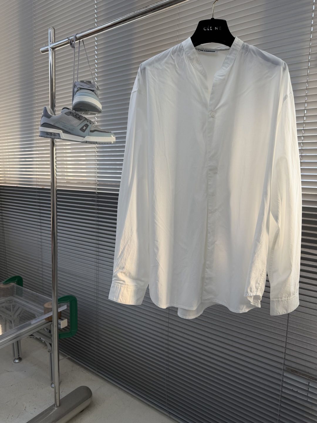 NO:935574,-JIL SANDER 26 new summer shirt, simple yet hidden with a sense of luxury~ The stand-up collar design is neat and energetic, the loose silhouette is not flattering, and the long sleeves are sun-protective and versatile. It is suitable for daily commuting or casual outings, and is low-key and textured. The number of good styles is limited, don’t hesitate to take a fancy, and you can easily wear it in a simple and elegant style~ Size S-XL Color white light purple,, jil sander, shirts,19860909-JIL SANDER 26夏季新款衬衫,简约中藏着高级感～ 立领设计利落显精神,宽松廓版不挑身形,长袖防晒又百搭.日常通勤或休闲出街都适配,低调中透着质感.好款数量有限,看中别犹豫,轻松穿出简约大气范儿～ 码数S-XL 颜色白色 浅紫色,,jil sander,shirts,,Men's clothing