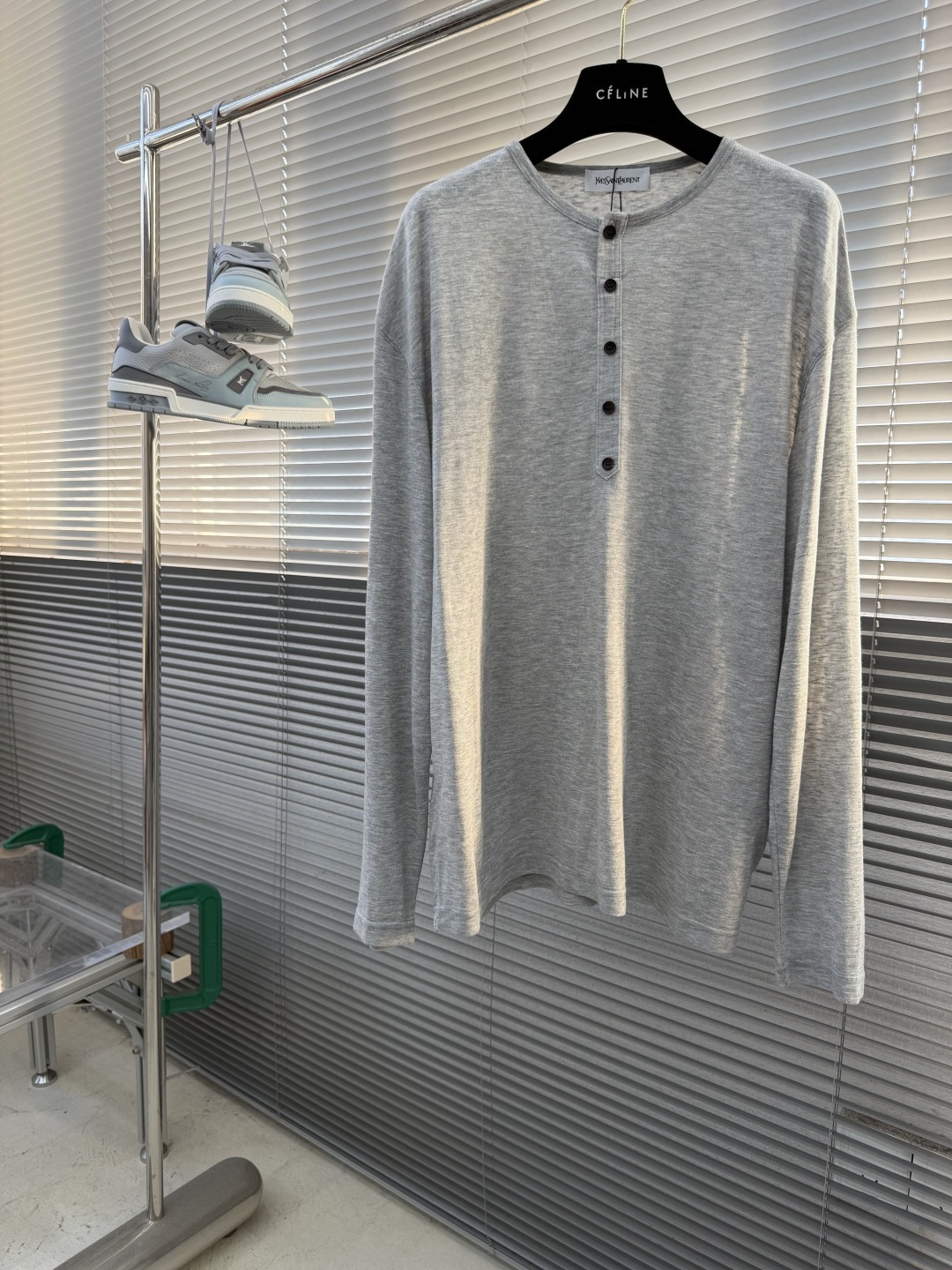 NO:935577,-YSL SS26 new summer long-sleeved T-shirt, half-front Henry collar design has a lazy and fashionable feel ~ Lyocell fabric brings a clear and cool feeling, the loose fit hides the flesh, is sun-protective and comfortable, perfect for summer. It can be styled for daily outings or vacations, low-key and high-end. The number of good styles is limited, so grab it if you like it, don't miss this summer style~ Color Gray Size S-XL,, saint  laurent,tees,t-shirt,19860909-YSL SS26夏季新款长袖T恤,半开襟亨利领设计自带慵懒时髦感～ 莱塞尔面料带来清透凉感,宽松版型藏肉显瘦,防晒又舒适,夏天穿再合适不过.日常出街或度假都能搭出格调,低调中透着高级.好款数量有限,喜欢就抓紧入手,别错过这份夏日型格～ 颜色灰色 码数S-XL,,saint laurent,tees，t-shirt,,Men's clothing