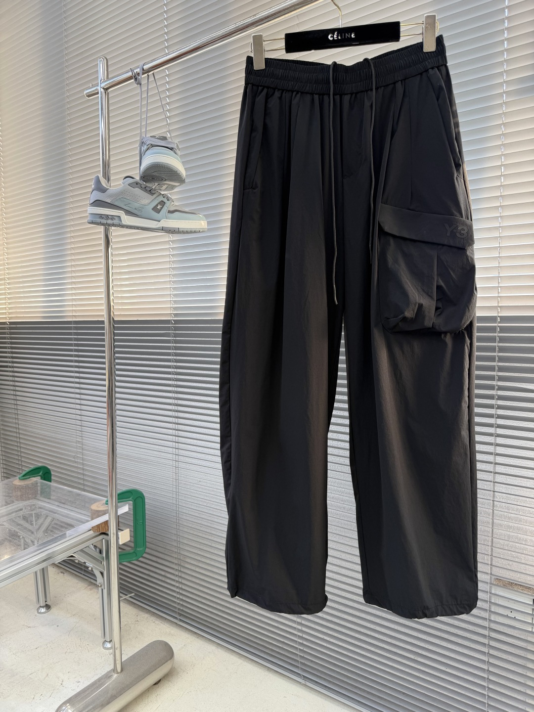 NO:935562,-Y-3 SS26 summer casual pants, functional style and comfort go hand in hand~ The thin quick-drying fabric is suitable for hot summer, the elastic material has no restrictions on movement, and the loose leg + drawstring design is neat and has a sense of street style. The workwear style details are full, and can be used for daily outings or sports. Good styles are not available, so grab them if you like them, and easily unlock the neat summer look~ Size S-XL,,19860909-Y-3 SS26夏季休闲裤,机能风与舒适度双在线～ 薄款速干面料适配炎夏,弹力材质活动无束缚,宽松束脚+抽绳设计,利落又带点街头感.工装风细节拉满,日常出街或运动都能打.好款手慢无,喜欢就抓紧入手,轻松解锁夏日利落造型～ 码数S-XL,,,Men's clothing