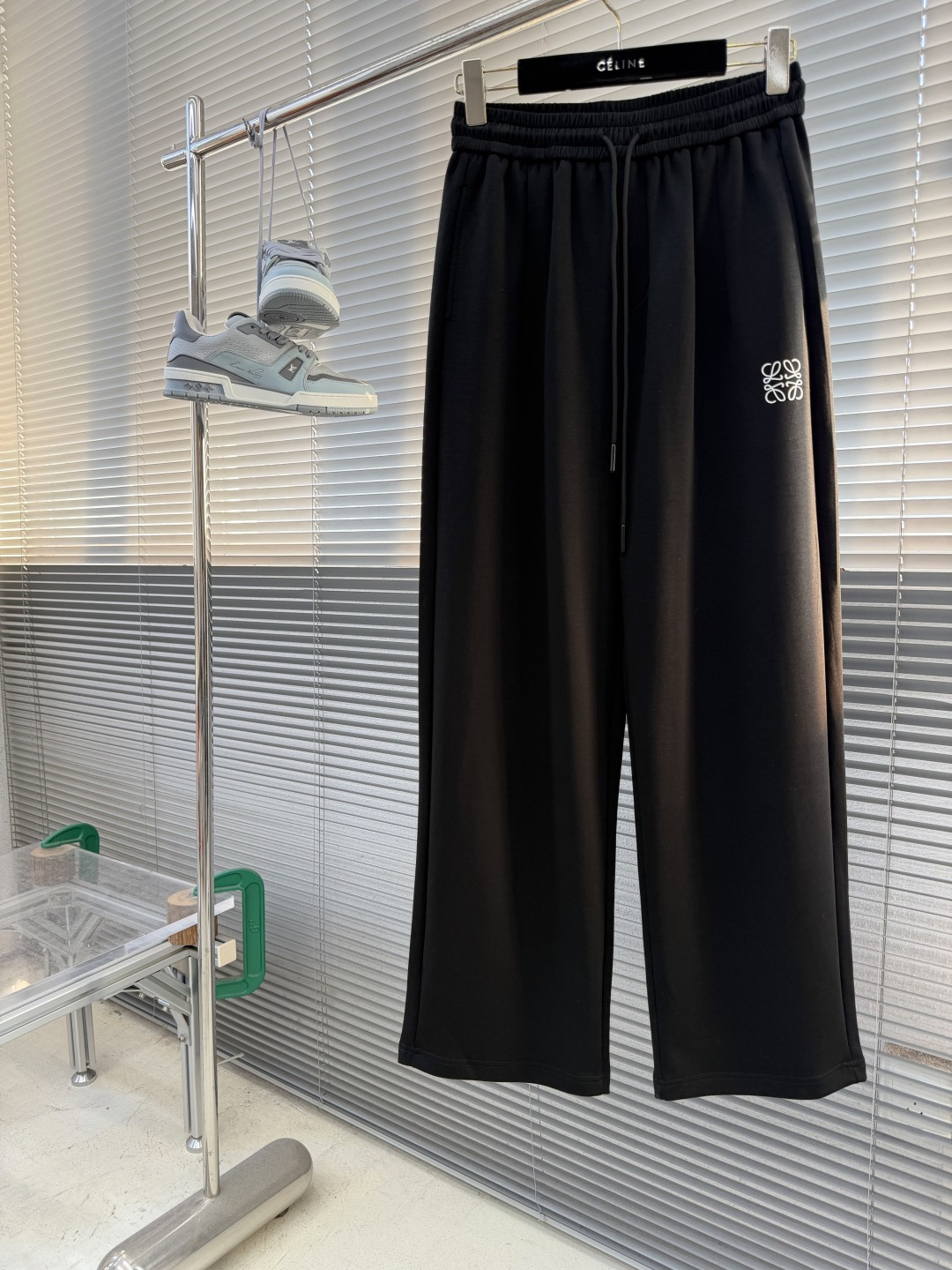 NO:938259,- LOEW 26 new summer men's casual pants, the offset printed logo is simple and recognizable, comfort and style coexist~ The Tencel cotton fabric is light and breathable, and it is no burden to wear in summer; the elastic waist design is matched with the wide-leg straight version, which is loose and comfortable without picking up the body shape. It is suitable for daily commuting or weekend travel, and it reveals a sense of sophistication in laziness. Good models are in short supply, so hurry up and get them if you like them, and you can easily achieve a refreshing summer style~ Size S-XL,,loewe,19860909-LOEW 26夏季新款男士休闲裤,胶印logo简约有辨识度,舒适与格调并存～ 天丝棉面料轻薄透气,夏天穿毫无负担；松紧腰设计搭配阔腿直筒版型,宽松自在不挑身材.日常通勤或周末出行都适配,慵懒中透着精致感.好款库存告急,喜欢就赶紧入手,轻松拿捏夏日清爽范儿～ 码数S-XL,,loewe,,Men's clothing