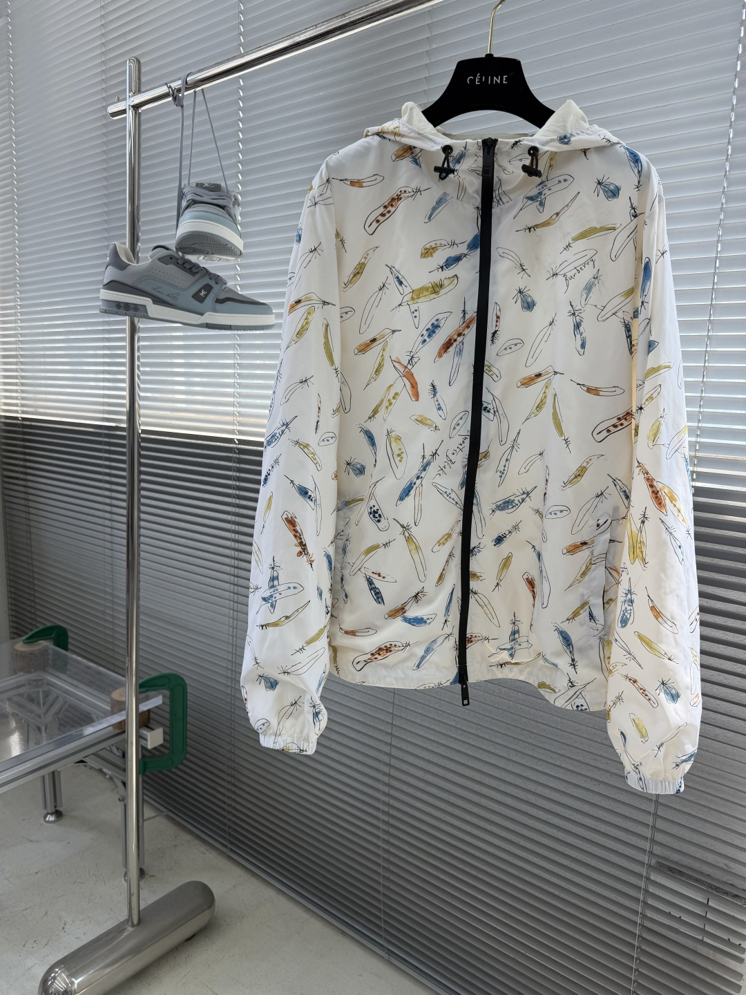 NO:935544,-BBR Unisex feather print jacket Bur collaborates with British illustrator Quentin Blake, inspired by the pen illustrations of 'Birds', the feather pattern is super artistic!  Made of light and thin nylon material, super breathable in spring and summer, loose fit + hooded design, casual and practical. It can be easily used for daily commuting and outdoor use. Paired with a white T and a short skirt, it is fresh and individual, full of British style!  Size S.M.L.XL Length 66676869 Shoulder width 47 48.5 50 51.5 Bust 112 116 120 124,,burberry,skirts,jackets & coats,hats,19860909-BBR 男女同款羽毛印花夹克 Bur与英国插画家QuentinBlake联名,灵感来自《鸟》的钢笔插画,羽毛图案超有艺术感！轻薄尼龙材质,春夏穿超透气,宽松版型+连帽设计,休闲又实用.日常通勤、户外都能轻松驾驭,搭配白T和短裙,清新又有个性,英伦风满满！ 码数S.M.L.XL 衣长66676869 肩宽47 48.5 50 51.5 胸围 112 116 120 124,,burberry,skirts,jackets & coats,hats,,Men's clothing