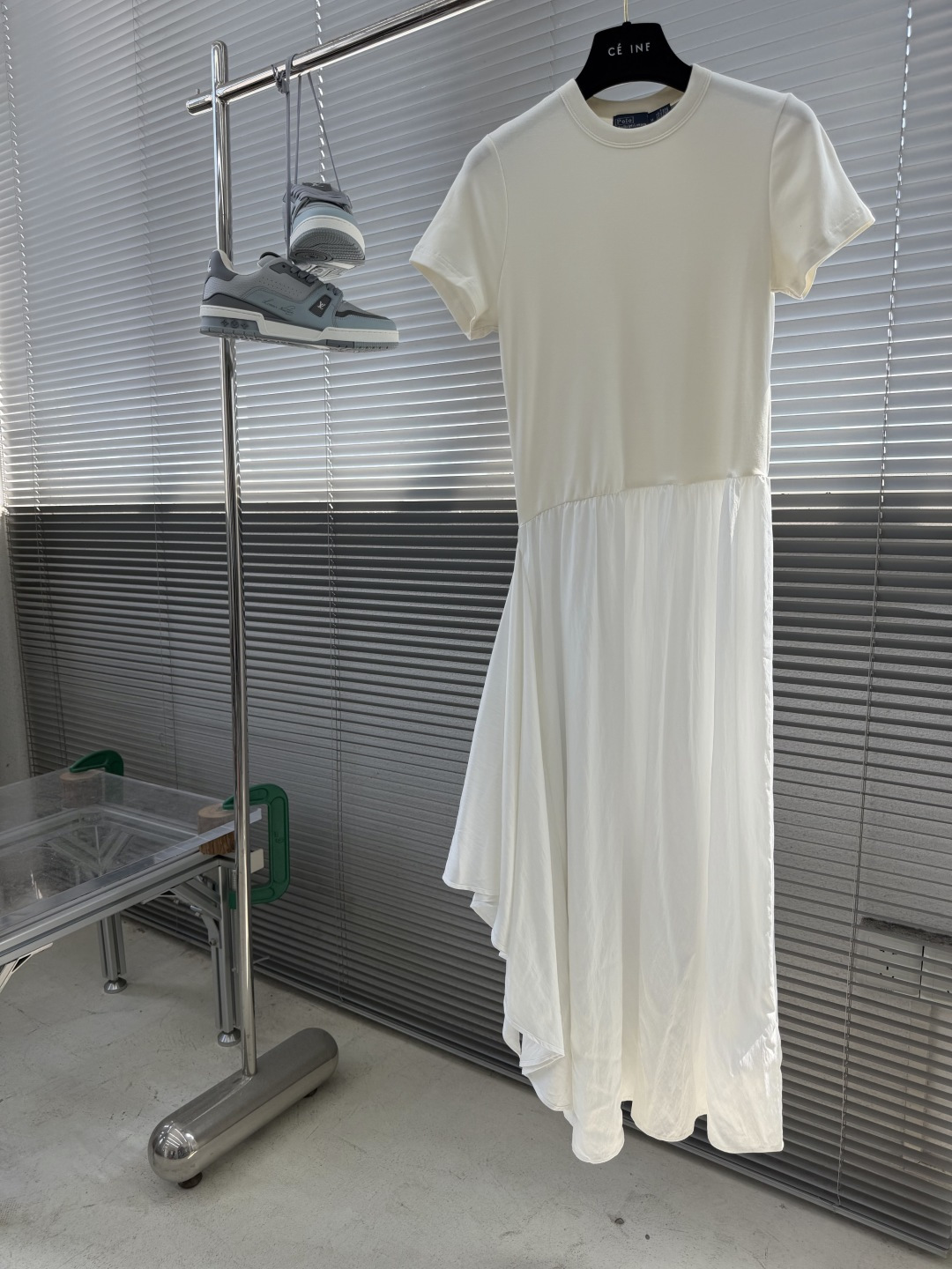 NO:935540,-Ralph Lauren 26 New This dress is based on the elegant simplicity of a round neck T-shirt. It cleverly combines a top and a flowing crepe skirt. The waist is decorated with a wrap-like tie detail, showing an elegant drape. The upper body is streamlined to show flexibility with every move. It has a slim and wide hem silhouette that reaches mid-calf. Round neck, pull-on style. Short sleeves. Faux wrap-style tie details on the left side of the waist. Gathering at the waist.  Size S.M.L, length 656973, bust 737781, loro piana,skirts,T-shirt,tees,t-shirt,19860909-Ralph Lauren 26新款这款连衣裙以圆领T恤的雅致简约为基础,巧妙结合上衣和飘逸的绉纱下裙,腰部饰有仿裹身式系带细节,呈现优雅的垂坠感,上身采用流线型设计,一举一动间尽显灵动；采用修身宽下摆廓形,长及小腿中部 圆领,套穿造型 短袖 腰部左侧饰有仿裹身式系带细节 腰部有缩褶 码数S.M.L 衣长656973 胸围737781,,loro piana,skirts,T-shirt,tees，t-shirt,,Men's clothing