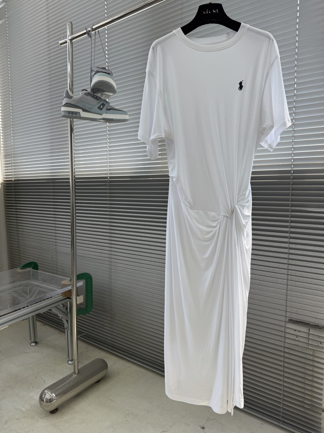 NO:935538,-Ralph Lauren twist dress White twist dress, simple design + high-quality fabric, super comfortable to wear in summer!  The twist at the waist modifies the body shape, showing elegance and temperament. The mid-length style + short sleeves can be easily used for commuting, vacations, and formal occasions. The pony embroidery on the chest is very recognizable and the details are perfect!  Pair it with sandals or high heels to easily switch styles. It is a must-have and versatile item in your summer wardrobe~ Size S.M.L Skirt length 949596 Waist 768084,,loro piana,sandals,high heels,skirts,T-shirt,19860909-Ralph Lauren扭结连衣裙 白色扭结连衣裙,简约设计+高品质面料,夏天穿超舒服！腰部扭结修饰身形,优雅又显气质.中长款+短袖,通勤、度假、正式场合都能轻松驾驭.胸前小马刺绣超有辨识度,细节满分！搭配凉鞋或高跟鞋,轻松切换风格,是夏日衣橱必备百搭单品～ 码数S.M.L 裙长949596 腰围768084,,loro piana,sandals,high heels,skirts,T-shirt,,Men's clothing