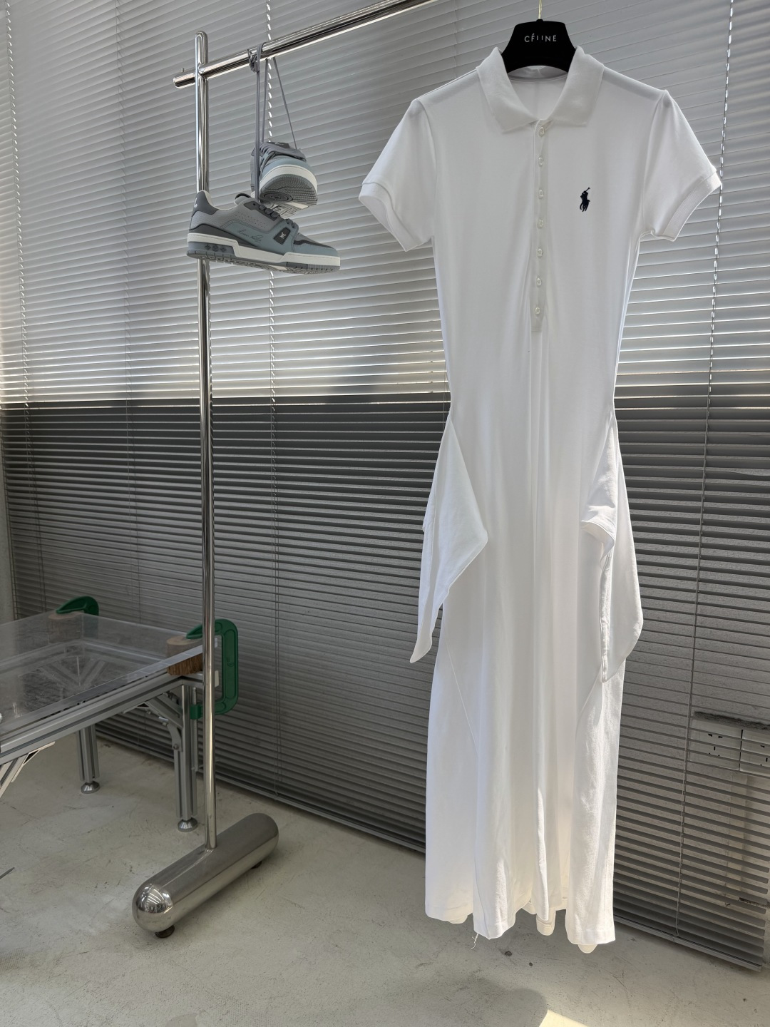 NO:935536,-Ralph Lauren polo dress was discovered by me!  Ralph Lauren's relaxed white dress. Who knows? My family, we finally found the dress of our dreams!  This white dress from Ralph Lauren has a retro accent to its Polo collar and the classic pony mark is exquisite and eye-catching. The knotted design at the waist is so wonderful, it not only modifies the waistline, but also adds a bit of casual fashion. The fabric is skin-friendly and breathable, making it completely hassle-free to wear in summer. Whether it is a casual look with white shoes or a sophisticated outfit with sandals, it is perfect. Size S.M.L. Length 131 132 133  Shoulder width 353637 Bust 798387,,loro piana,sandals,skirts,19860909-Ralph Lauren polo连衣裙 被我挖到了！拉夫劳伦的松弛感白裙 谁懂啊家人们,终于找到了一条梦中情裙！拉夫劳伦这款白裙,Polo领自带复古腔调,经典小马标精致又吸睛. 腰间的打结设计太妙啦,不仅修饰腰线,还增添了几分随性的时髦感. 面料亲肤又透气,夏天穿完全没负担.不管是搭配小白鞋的休闲look,还是配上凉鞋的精致装扮,都超适配. 码数S.M.L 衣长 131 132 133 肩宽353637 胸围798387,,loro piana,sandals,skirts,,Men's clothing
