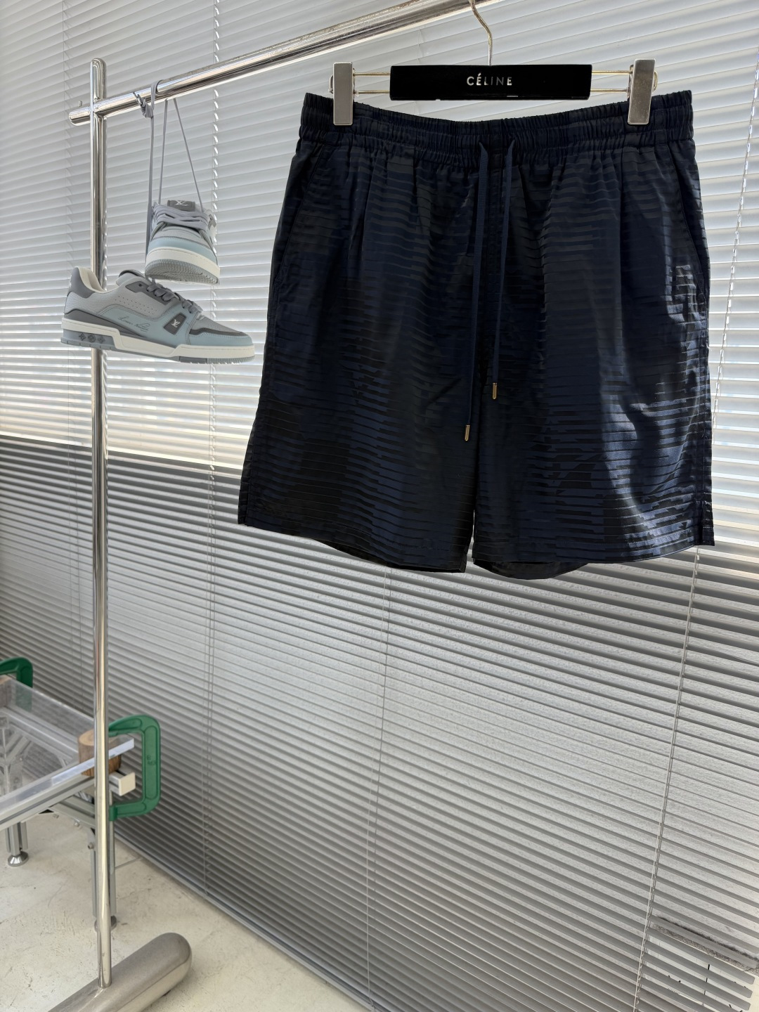 NO:935532,-Donkey Brand 26 new style Monogram striped plaid lace solid color casual shorts men's high version. Size S.M.L.19860909-驴牌 26新款Monogram 条纹格子系带纯色 休闲短裤 男款 高版本. 码数S.M.L.XL 裤长47.5 48 48.5 49 腰围78828690 臀围 110 114 118 120,,louis vuitton,shorts,,Men's clothing