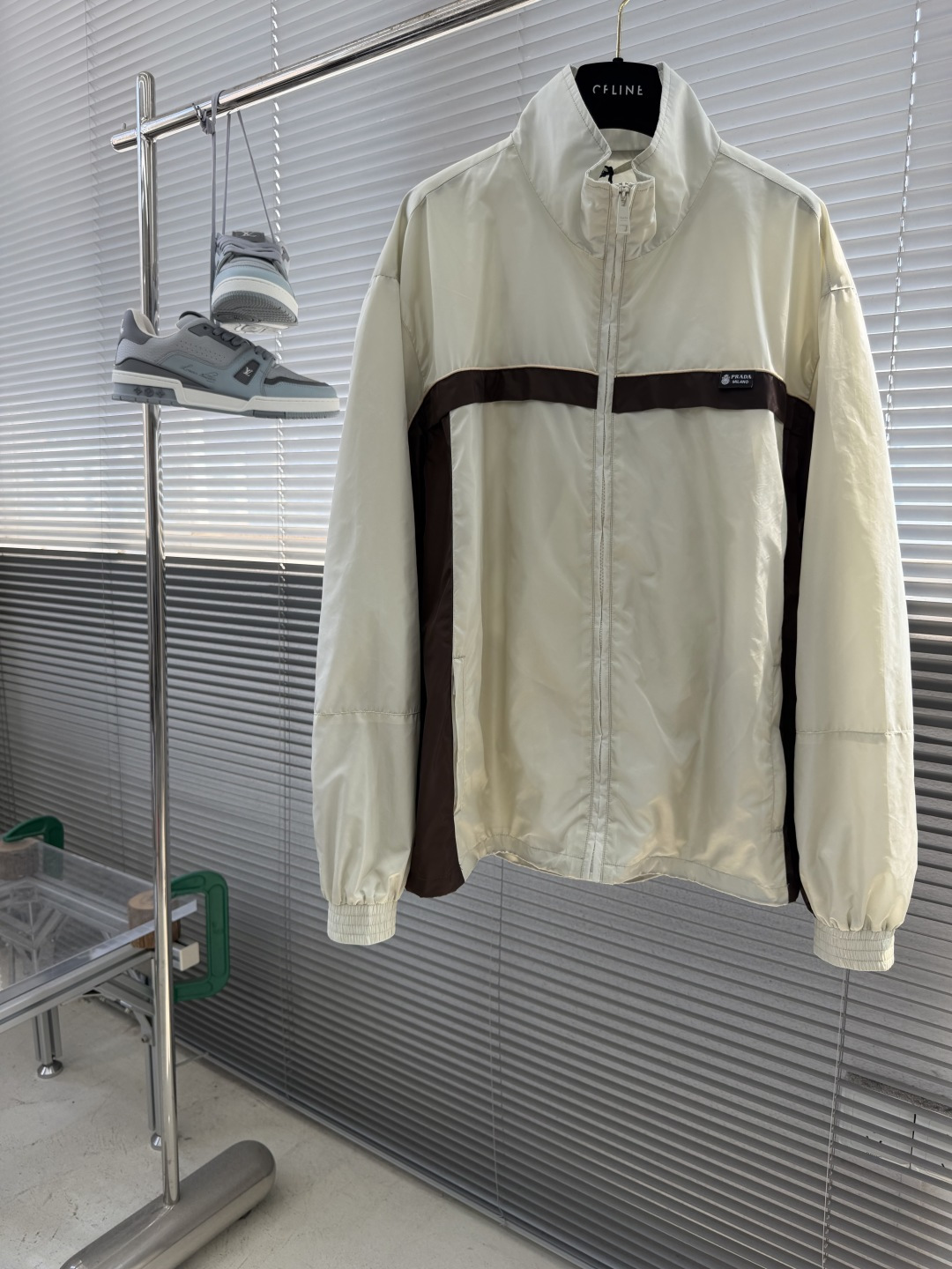 NO:935530,-PRAD 26 is a new regenerated nylon jacket made of recycled materials. The simple structure incorporates three-dimensional pleats and creases to outline a unique temperament; the drawstring hem and exquisite details present a new contemporary design perspective. Size S.M.L.  coats,19860909-PRAD 26新款采用再生材料打造的再生尼龙夹克之中.简约构型融入立体褶皱与折痕,勾勒独特气质；抽绳下摆与考究细节演绎焕新当代设计视角. 码数S.M.L.XL 衣长67 68.5 70 71.5 肩宽54555657 胸围 119 123 127 131,,prada,jackets & coats,,Men's clothing