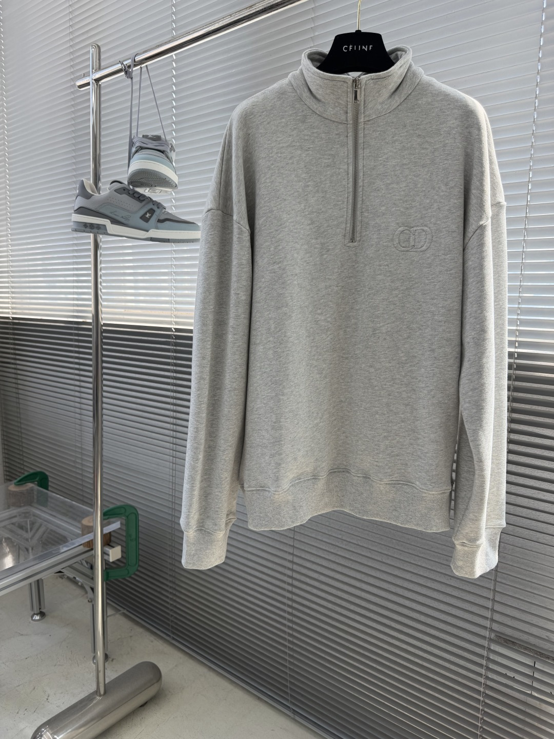 NO:935526,-Dio Half-Zip Sweatshirt Gray Cotton Fleece Fabric CD Icon Embroidery This CD Icon half-zip sweatshirt injects a modern style into a classic piece. Crafted from gray cotton fleece fabric, it has an oversized fit and is decorated with CD Icon debossed logo embroidery on the chest. The zipper collar can be paired with this season's jeans to create a distinctive modern look. Size S.M.L.XL Length 70.5 72 73.5  75 shoulder width 48495051 bust 118 122 126 130,,dior,hoodie,sweatshirts,jeans,19860909-Dio 半拉链卫衣灰色棉质起绒面料 CD Icon 刺绣这款 CD Icon 半拉链卫衣为经典单品注入摩登风范.采用灰色棉质起绒面料精心制作,超大版型,胸前饰以 CD Icon 凹印标志刺绣.拉链衣领,可与本季的牛仔裤搭配,打造鲜明的摩登造型. 码数S.M.L.XL 衣长70.5 72 73.5 75 肩宽48495051 胸围 118 122 126 130,,dior,hoodie,sweatshirts,jeans,,Men's clothing