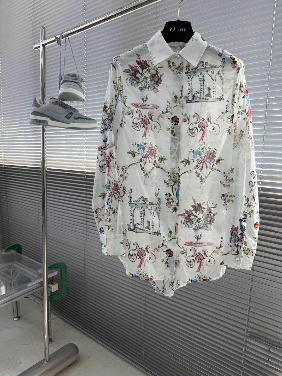 NO:935523,-Dio 26 new garden print shirt Garden print shirt, hand-painted flowers + classical vase elements, full of romantic retro atmosphere!  Lightweight pure cotton fabric, soft and drape, super comfortable to wear in spring and summer ~ loose fit + classic shirt collar, single-breasted design, easy to control for commuting and leisure. The printing is inspired by natural gardens, paired with jeans or skirts, you can easily get the elegant temperament!  Size S.M.L Length 61.5 62.5 63.5 Bust 9498103 Sleeve length 61.5 62.5 63.5,,dior,skirts,jeans,shirts,19860909-Dio 26新款花园印花衬衫 花园印花衬衫,手绘花卉+古典花瓶元素,浪漫复古氛围感拉满！轻盈纯棉面料,柔软垂坠,春夏穿超舒服～宽松版型+经典衬衫领,单排扣设计,通勤休闲都能轻松驾驭.印花灵感来自自然花园,搭配牛仔裤或半身裙,优雅气质轻松get！ 码数S.M.L 衣长61.5 62.5 63.5 胸围9498103 袖长61.5 62.5 63.5,,dior,skirts,jeans,shirts,,Men's clothing