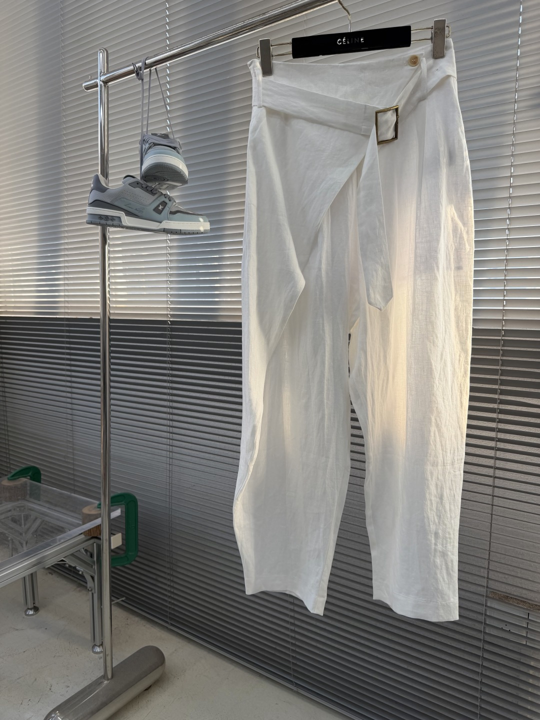 NO:935520,-RalphLauren tapered fit linen trousers with sharp pleats and a draped wrap top on the right leg. Comes with a buckled belt in the same fabric. High-rise, loose tapered fit that hits the ankle. Belt loops with zipper fly and button closure. Same-fabric belt with slide buckle. Wrap-style panels on the right leg that fasten to the left side of the waist.  Pleats at the front waist, gathers at the back waist, vertical pleats on the front and back of each leg Linen material Size S.M.L Length 101102 103 Waist 636771 Back wave 46.5 47 47.5 Foot cuff 373941,,loro piana,19860909-RalphLauren 锥形版型亚麻长裤 饰有利落褶裥右侧裤腿带垂顺的裹身式上衬 配有同种面料搭扣腰带 高腰宽松锥形版型长及脚踝 腰带环拉链门襟纽扣式开合 同种面料腰带配有滑扣 右侧裤腿采用裹身式拼片设计拼片固定于腰部左侧 正面腰部褶裥,背面腰部缩褶,每条裤腿正面和背面均有垂直褶痕 亚麻材质 码数S.M.L 裤长101102 103 腰围636771 后浪46.5 47 47.5 脚口373941,,loro piana,,Men's clothing