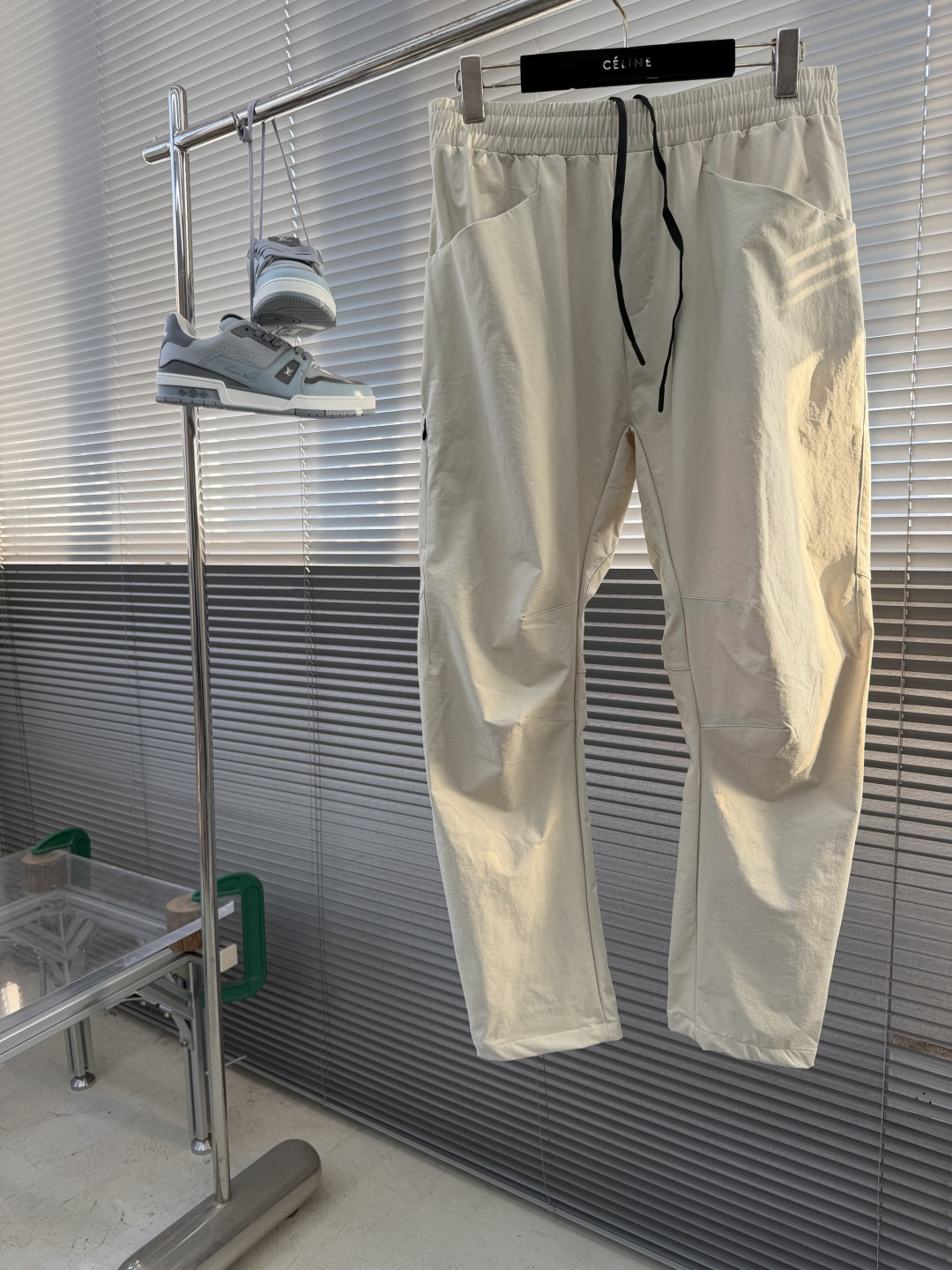 NO:935517,- Niaojia functional quick-drying casual trousers, you can freely switch between urban and mountain areas. High-elastic elastic drawstring waistband, comfortable and not restrictive. Thin and quick-drying mountaineering fabric, breathable and water-repellent. Ergonomic three-dimensional tailoring, zero restriction of movement. Large-capacity side pockets combine practicality and minimalist appearance. Low-key and restrained texture, suitable for commuting and hiking. Size M-4XL,, jil sander,19860909- 鸟家 机能速干休闲长裤 都市与山野自由切换 高弹松紧抽绳腰头,自在不束缚 轻薄速干登山面料,透气防泼水 人体工学立体剪裁,活动零拘束 大容量侧袋兼顾实用与极简外观 低调克制的质感,通勤徒步皆可驾驭. 码数M-4XL,,jil sander,,Men's clothing