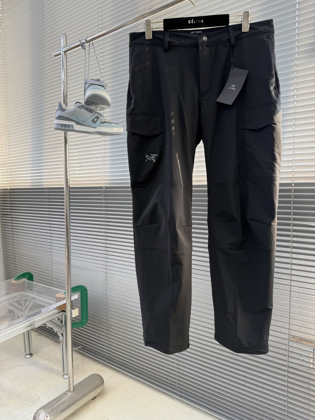 NO:938227,- Niaojia outdoor functional straight trousers bring professional outdoor performance into daily urban life. Highly elastic and quick-drying elastic fabric, with built-in DWR water-repellent water layer. Moisture-absorbent and breathable, non-sticky when sweating, seamless switching for outdoor commuting. Ergonomic three-dimensional tailoring, stretch without restraint. Multi-pocket functional design, low-key logo embroidery. Clean straight version, modify the leg shape, black is never wrong. Mountain hiking and city travel, one can handle all scenes. Size M-4XL,, jil  sander,19860909- 鸟家 户外机能直筒长裤 把专业户外性能带入日常城市生活 高弹速干弹力面料,自带DWR防泼水面层 吸湿透气,出汗不粘身,户外通勤无缝切换 人体工学立体剪裁,活动舒展无束缚 多口袋机能设计,低调小标刺绣 利落直筒版型,修饰腿型,黑色永不出错 山野徒步、城市出行,一条搞定所有场景 码数M-4XL,,jil sander,,Men's clothing