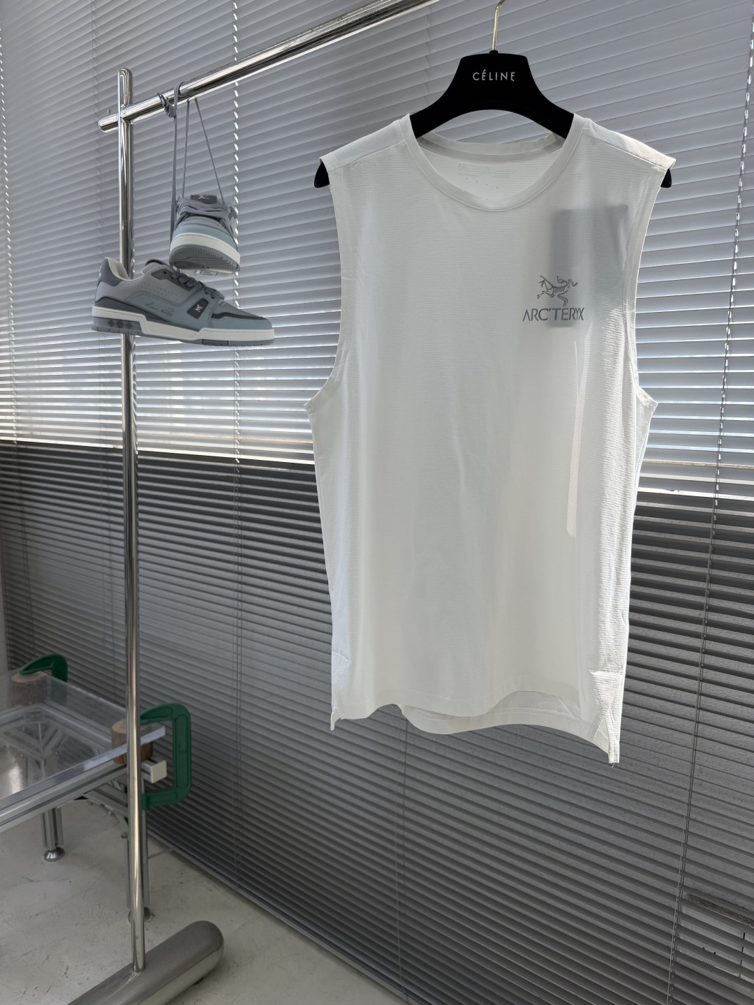 NO:935514,- Niaojia quick-drying functional sports vest. Sleeveless top specially designed for summer outdoor. Breathable and quick-drying technical fabric, quickly wicks sweat and does not stick to the skin. Loose cut, no sense of restraint when moving. Classic embroidered logo on the chest, low-key and recognizable. Multiple colors available, perfect for fitness, hiking, and daily layering. Say goodbye to the stuffy heat and welcome the whole summer refreshingly. Size M-4XL,,jil sander,19860909- 鸟家 速干机能运动背心 专为夏日户外打造的无袖上衣 透气速干科技面料,快速导汗不粘皮肤 宽松剪裁,活动毫无束缚感 胸前经典刺绣logo,低调有辨识度 多色可选,健身、徒步、日常叠穿都出彩 告别闷热,清爽迎接整个夏天. 码数M-4XL,,jil sander,,Men's clothing