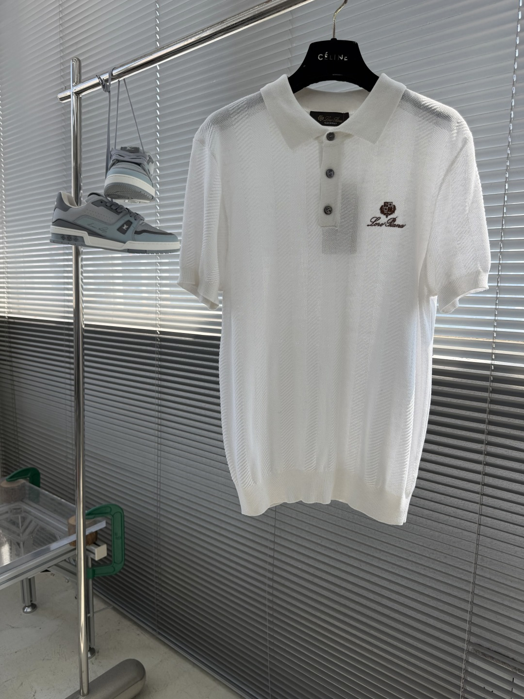 NO:938225,-Loro Piana Knitted Polo Shirt The real sense of old-money relaxation is hidden in this knitted Polo. Fine breathable mesh knitting, the upper body is light and breathable, with a soft texture. Exquisite shield embroidery, low-key and unobtrusive, with a restrained sense of luxury. Classic Polo lapel + three-button design, neat and decent fit, suitable for business light formal wear, daily leisure, and vacation travel. Available in black and white and gray, warm and durable, creating a calm and gentlemanly temperament.  Size M-3XL,,loro piana,19860909-Loro Piana 针织Polo衫 真正的老钱松弛感,藏在这件针织Polo里 细密透气网眼针织,上身轻盈透气,自带柔和肌理 精致盾标刺绣,低调不张扬,克制的高级感 经典Polo翻领+三粒扣设计,版型利落得体 不管是商务轻正装、日常休闲、度假出行都适配 黑白灰可选,温润耐看,打造从容绅士气质. 码数M-3XL,,loro piana,,Men's clothing