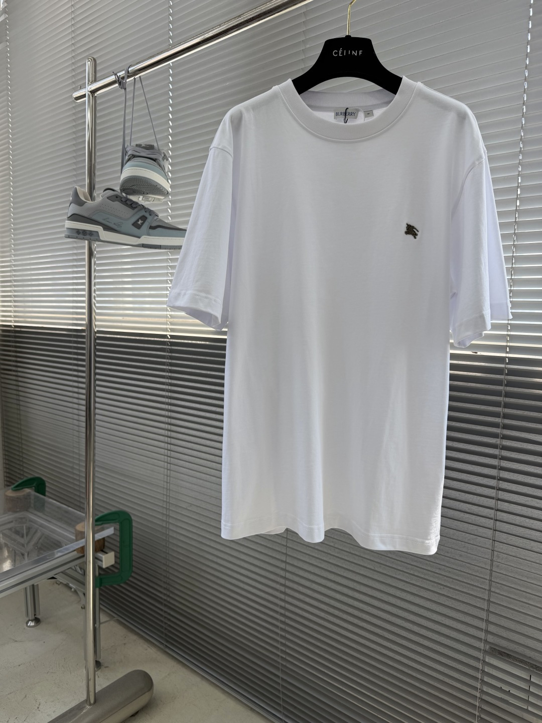NO:935546,-BBR hardware horse logo short sleeves are made of 26-count double-yarn combed cotton. The threads are made of 1×1 matching Solona. Original mold opening and customized 1:1 hardware accessories, exquisite electroplating colors and detailed engravings. T-shirts are made of medium-thick plain weave cotton fabrics, showing a slim fit. Round-neck style, low-key embellishment of retro-style metal Equestrian Knight logo (EKD), echoing the protective armor material. Bust 106110114118  Clothes length 71737577 shoulder width 47484950, T-shirt, tees, t-shirt,19860909-BBR 五金战马标识短袖 采用26支双纱精梳棉. 螺纹采用1×1配套索罗娜. 原版开模定制1:1五金辅料,精美电镀颜色与细节走位雕刻. T恤衫,选用中厚平织棉面料打造,呈现修身版型.圆领款式,低调点缀复古感金属马术骑士徽标(EKD),呼应防护盔甲材质. 胸围 106110114118 衣长71737577 肩宽47484950,,T-shirt,tees，t-shirt,,Men's clothing
