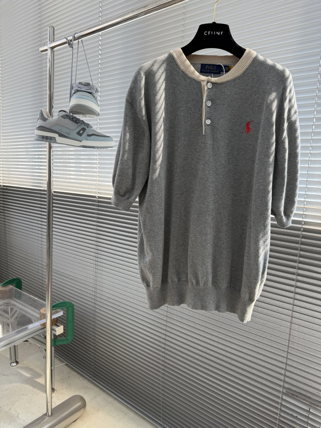 NO:938254,-Ralph Lauren Henley collar embroidered logo sweater is made of cotton yarn. The buttons are made of natural shell buttons. The embroidery is 3D three-dimensional embroidery, embellished with the polo logo. The total stitch count is about 2200. This sweater cleverly combines Polo's two iconic design details, the textured Henley collar and the iconic pony embroidery.  The standard fit is looser at the chest while still maintaining a modern silhouette. Rib knit polo collar, button placket, short sleeves, rib knit cuffs, rib knit hem. Signature pony embroidery on the left side of the chest. Size S M L19860909-Ralph Lauren亨利领刺绣标识针织衫 采用绵纱. 纽扣采用天然贝壳扣. 刺绣采用3D立体刺绣,以马球logo做为点缀.整针数约为2200针. 这款针织衫巧妙融合了Polo的两大标志性设计细节富有质感的亨利领编和标志性小马刺绣. 标准版型胸部较为宽松,同时仍保持现代廓形.罗纹针织Polo领,纽扣式门襟,短袖,罗纹针织袖口,罗纹针织下摆胸前左侧饰有标志性小马刺绣. 码数S M L XL 胸围 104 108 112 116 衣长66687072 肩宽47484950,,loro piana,T-shirt,,Men's clothing