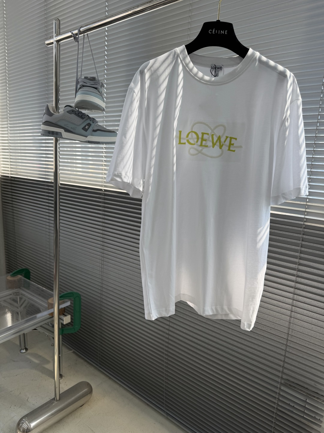 NO:938251,-LOEW embroidered logo short sleeves are made of 50-count mercerized double-ply. The thread is 1*1 cotton thread. The embroidery uses 3D three-dimensional embroidery technology, embellished with brand letters. The whole stitch count is about 6800 stitches. Medium weight compact cotton blend jersey T-shirt. *Regular fit, standard length*Round neck design*Embellished with LOEW* L and LOEW* embroidery on the front. Size S M L XL Bust  108112116 Length 70727476 Shoulder width 48495151,,loewe,T-shirt,tees,t-shirt,19860909-LOEW 刺绣标识短袖 采用50支丝光双股. 螺纹采用1*1绵纱螺纹. 刺绣采用3D立体刺绣工艺,以品牌字母做为点缀.整针数约为6800针. 中克重紧凑棉质混纺平纹针织T恤.*常规版型,标准长度*圆领设计*正面饰有LOEW* L和LOEW*刺绣 码数S M L XL 胸围 108112116 衣长70727476 肩宽48495151,,loewe,T-shirt,tees，t-shirt,,Men's clothing