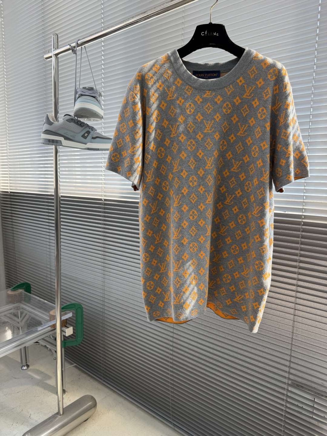 NO:935553,-Donkey brand full-width jacquard knitted short-sleeved cotton yarn, original custom-dyed fabric of the same color. Knitted on a 14-needle jacquard machine, using jacquard-intarsia technology. Ready-to-wear washing-fixed color-fixed version-added feel. This short-sleeved crew neck shirt is made of cotton and is fully decorated with Monogram Surplus jacquard pattern. Camouflage-style logo, subtle color changes, full of luster. Classic color matching makes it easy to wear.  Sophisticated style can add the finishing touch to daily looks. Size S M L19860909-驴牌 全幅提花针织短袖 采用棉质纱线,原版定染同色面料. 14针提花机织出,采用提花-嵌花工艺. 成衣洗水-固色-固定版型-添加手感. 此款短袖圆领衫为棉质衣身满饰Monogram Surplus提花图案.迷彩风格的标识,色调变幻微妙,富有光泽感.经典配色实现轻松穿搭, 考究型格可为日常造型注入点睛之笔. 码数S M L XL 胸围 108112116120 衣长66687072 肩宽41424344,,louis vuitton,T-shirt,,Men's clothing