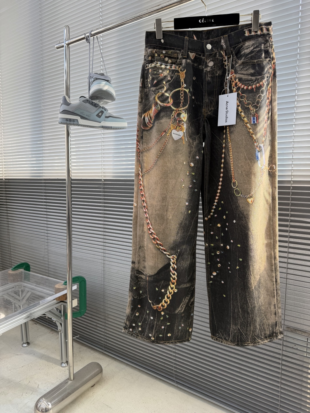 NO:935550,-ACNE STUDIOS printed mud-dyed distressed jeans are made of 12-ounce 10*7 twill denim pure cotton. The printing uses 3D direct injection technology, 16 colors are mixed, and highly restores the original 11 effect. Mud-dyed stir-fry colors, 20 pieces in one tank, customized with the same color distressing process. This 1981 jeans is decorated with seasonal trompe-l'oeil prints, with a loose fit design, mid-low waist, loose wide legs, with a five-pocket style and button placket. Size 42 44  46 48 50 Pants length 106108110112114 Sitting circumference 110112114116118 Waist circumference 8284868890,,acne studios,dior,jeans,19860909-ACNE STUDIOS 印花泥染做旧牛仔裤 采用12盎10*7斜纹牛仔纯绵布. 印花采用3D直喷工艺,16种颜色调配,高度还原原版11效果. 泥染炒色,20件一缸定制同色做旧工艺. 此款1981牛仔裤饰有当季错视印花,采用宽松版型设计,中低腰、宽松阔腿,搭配五袋款式与纽扣门襟. 码数42 44 46 48 50 裤长 106108110112114 坐围 110112114116118 腰围8284868890,,acne studios,dior,jeans,,Men's clothing