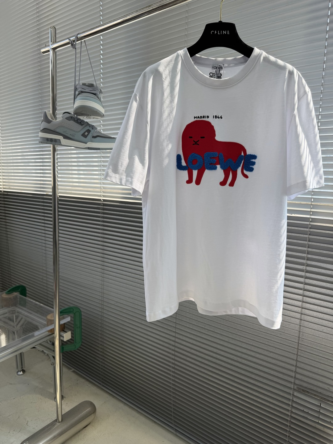 NO:935533,-LOEW* Multi-technique embroidered logo short-sleeves are made of 26-count double-yarn combed cotton. 1×1 matching double-yarn rib is used. 3D three-dimensional embroidery-towel embroidery-laser patch embroidery is used. The embroidery process is divided into three types. The red part is laser patch embroidery, the blue part is made of original custom-dyed yarn for towel embroidery, and the black part is 3D three-dimensional embroidery. The total number of stitches is 26,000.  Lightweight cotton T-shirt. *Loose fit, standard length *Round neck design *Lion jersey patch on chest *LOEW on chest *Terry cloth patch and '1846Madrid' embroidery *Double L embroidery on back. Unisex Size S M L XL Bust 108112116120 Length 70727476  Shoulder width 48495151,,loewe,T-shirt,tees,t-shirt,19860909-LOEW* 多工艺刺绣标识短袖 采用26支双纱精梳纯棉. 采用1×1配套双纱罗纹. 采用3D立体刺绣-毛巾刺绣-激光贴布刺绣.该款刺绣工艺分为3种,红色部分为激光贴布刺绣工艺,蓝色部分采用原版定染纱线做毛巾刺绣,黑色部分为3D立体刺绣.整针数为2.6万针. 轻盈棉质T恤.*宽松版型,标准长度*圆领设计*胸前点缀狮子平纹针织贴饰*胸前饰有LOEW*毛巾布贴饰和“1846Madrid'刺绣*背面Double L刺绣. 男女同款 码数S M L XL 胸围 108112116120 衣长70727476 肩宽48495151,,loewe,T-shirt,tees，t-shirt,,Men's clothing
