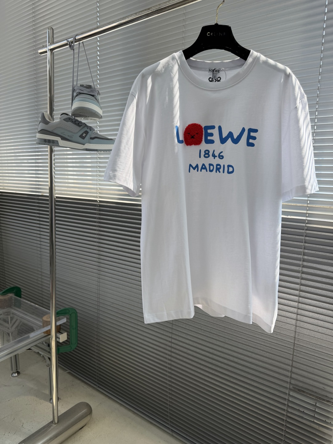 NO:938237,-LOEW printed towel embroidered logo short sleeves are made of 26-count combed double-yarn pure cotton. 1×1 double-yarn matching thread is used. The printing uses artificial glue, and the original mold is customized with ultra-fine film mesh. The embroidery uses 3D three-dimensional embroidery, and the towel embroidery process, with a total stitch count of about 9600. Lightweight cotton T-shirt. *Loose fit, standard length*Round neck design*'LOEW*' on the chest  Madrid' print and '1846' embroidery * Lion's mane terry patch embroidery * Double L embroidery on back. Size S M L19860909-LOEW 印花毛巾刺绣标识短袖 采用26支精梳双纱纯棉. 采用1×1双纱配套螺纹. 印花采用人工胶浆,原版开模定制超细菲林网板. 刺绣采用3D立体刺绣,与毛巾刺绣工艺,整针数约为9600针. 轻盈棉质T恤.*宽松版型,标准长度*圆领设计*胸前饰有'LOEW* Madrid'印花和'1846'刺绣*狮鬃毛巾布贴饰刺绣*背面Double L刺绣. 码数S M L XL 胸围 108112116120 衣长70727476 肩宽48495151,,loewe,T-shirt,tees，t-shirt,,Men's clothing