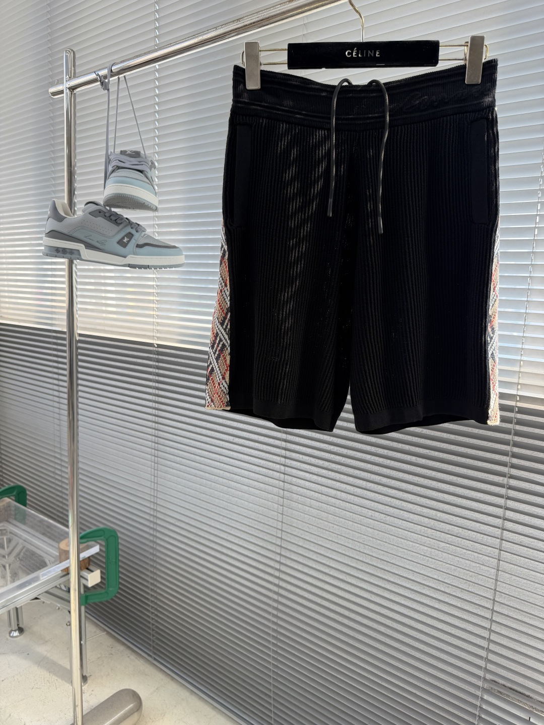 NO:938272,Shorts Tops-BBR plaid decorative knitted shorts  The main body is made of high-count lightweight cotton yarn, using the vertical pit rib knitting process. The yarn is plied and shaped, and is woven with a circular knitting machine to create a three-dimensional vertical grain texture. The special weaving method forms an air layer inside the fabric, which is soft and not heavy to the touch, taking into account both breathability and drape. The texture of the cloth surface is even and regular, and it is not easy to deform and wrinkle. After repeated washing, the pit strips are still clear and three-dimensional, making it comfortable to wear without restraint.  The two sides of the trousers are spliced with retro plaid knitted webbing, using synchronous jacquard knitting technology. The plaid is woven simultaneously with multi-color yarns, with clean color boundaries and no halo jumpers. The webbing and trouser panels are precisely sewn and spliced, and the lines are straight and firm. The classic plaid elements break the monotony of the pure black fabric, highlighting the recognition in simplicity.  The waistband has a widened ribbed one-piece woven structure, with a built-in cotton drawstring, and the rope ends are sealed to prevent loose threads. The waistband is integrated with cursive letter jacquard technology, and the yarns are woven in layers to form a slightly raised three-dimensional texture and a faint relief effect, which is smooth to the touch but rich in visual layers. Size: SMLXL Size pants long sitting circumference Waist circumference S49104 72 M 50 76 L 51 112 80 XL  52 116 84,,shorts,19860909短裤 上衣 -BBR 格纹装饰针织短裤 主体选用高支轻盈棉质纱线织造,采用竖向坑条罗纹针织工艺,纱线经过合股定型处理,经由大圆机一体织出立体竖纹肌理.特殊织法形成面料内部空气层,触感柔软不厚重,兼顾透气度与垂坠感；布面纹理均匀规整,不易变形起皱,多次水洗后坑条依旧清晰立体,贴身穿着舒适无束缚. 裤身两侧拼接复古格纹针织织带,采用同步提花针织工艺,格纹由多色纱线同步织入,色彩边界干净利落,无晕色跳线.织带与裤身裁片精密车缝拼接,走线平直牢固,经典格纹元素打破纯黑面料单调感,简约中凸显辨识度. 腰头为加宽罗纹一体织结构,内置棉质抽绳,绳头做封胶处理不易散线.腰头处融入草书字母提花工艺,纱线分层织入形成微微凸起的立体纹路、若隐若现的浮雕效果,触感平滑却视觉层次丰富. 码数:SMLXL 尺码裤长坐围 腰围 S49104 72 M 50  76 L 51 112 80 XL 52 116 84,,shorts,,Men's clothing