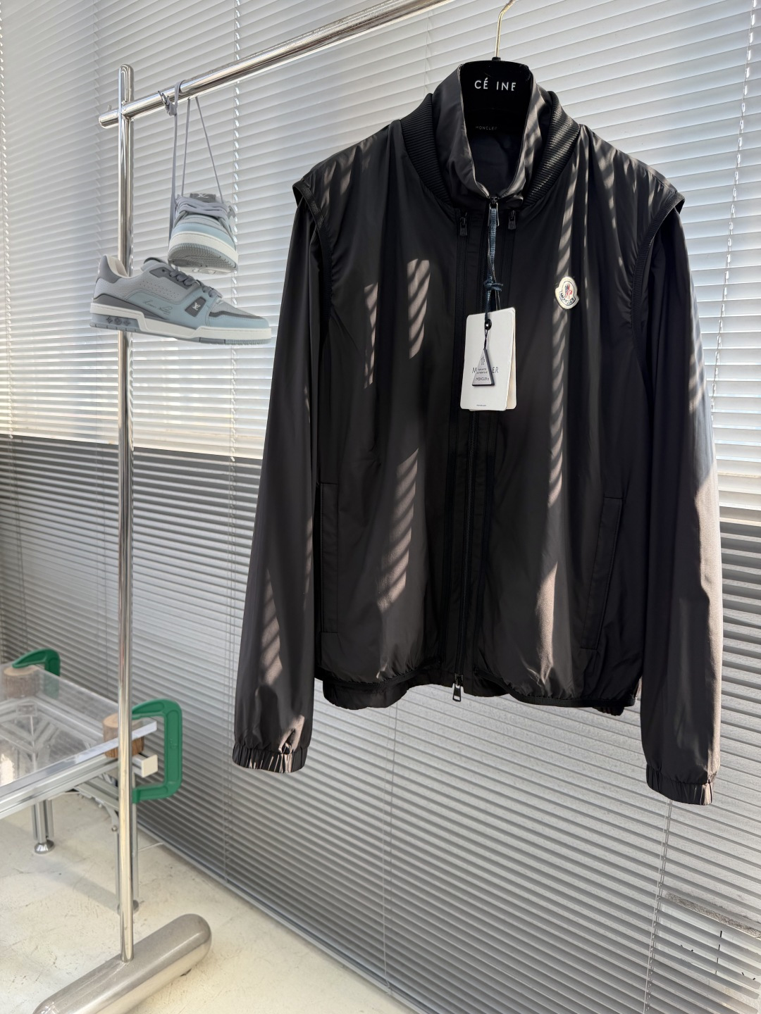 NO:938276,-mon 3-in-1 detachable two-piece jacket. The main body and detachable vest are both made of polyester fabric. After precision plain weaving and post-finishing processes, the fabric surface is smooth and delicate, and has light and water-repellent properties. The special weaving method makes it light and weightless. At the same time, the fabric has excellent wrinkle resistance, which is not easy to produce stubborn wrinkles in daily wear, and it remains smooth and neat after long-term wear.  The neckline is made of high-density elastic rib stitching, which is stiff and not easy to collapse, and fits the neck tightly to prevent wind and temperature. The placket is equipped with a full set of customized zippers, with graphic logos printed on the zipper pulls, and the teeth bite smoothly and firmly. There are invisible zipper pockets on both sides, and the pocket openings are reinforced with open lines to enhance practicality.  Wear a detachable vest alone, layer it with a sweatshirt and long sleeves to create a layered look; combine the vest and jacket into one, thickened windproof to cope with cool weather. One set of clothes is suitable for a variety of scenes, taking into account texture and wear flexibility. Number of yards: 1234 Sizes Length Bust Shoulder Width 168118 48 2 69.5 122 49 3 71126 50 4 72.5  51,,hoodie,sweatshirts,jackets & coats,jackets & coats,19860909-mon 三合一可拆卸两件套夹克 主体与可拆卸马甲均选用聚酯纤维面料,经过精密平纹织造与后整理工艺,布面平滑细腻,自带轻薄防泼水性能.织法特殊性使其轻盈无负重感.同时面料抗皱性出众,日常穿着不易产生顽固褶皱,久穿依旧平整利落. 领口采用高密度弹力罗纹拼接,挺括不易塌陷,紧密贴合颈部防风锁温. 门襟处配备全套定制拉链,拉链头印有图案标识,齿牙咬合顺滑稳固. 两侧设有隐形拉链口袋,袋口明线加固,强化实用性. 马甲与外套通过拉链开合结构自由拆装,裁片贴合度高,拼接之后无多余凸起.一衣解锁三种穿搭形态,实用性拉满！单独外搭可拆卸马甲,叠穿卫衣、长袖打造层次穿搭；将马甲与外套组合为一体,加厚防风应对微凉天气.一套衣服适配多种场景,兼顾质感与穿搭灵活性. 码数:1234 尺码衣长胸围肩宽 168118 48 2 69.5 122 49 3 71126 50 4 72.5  51,,hoodie,sweatshirts,jackets & coats,jackets & coats,,Men's clothing