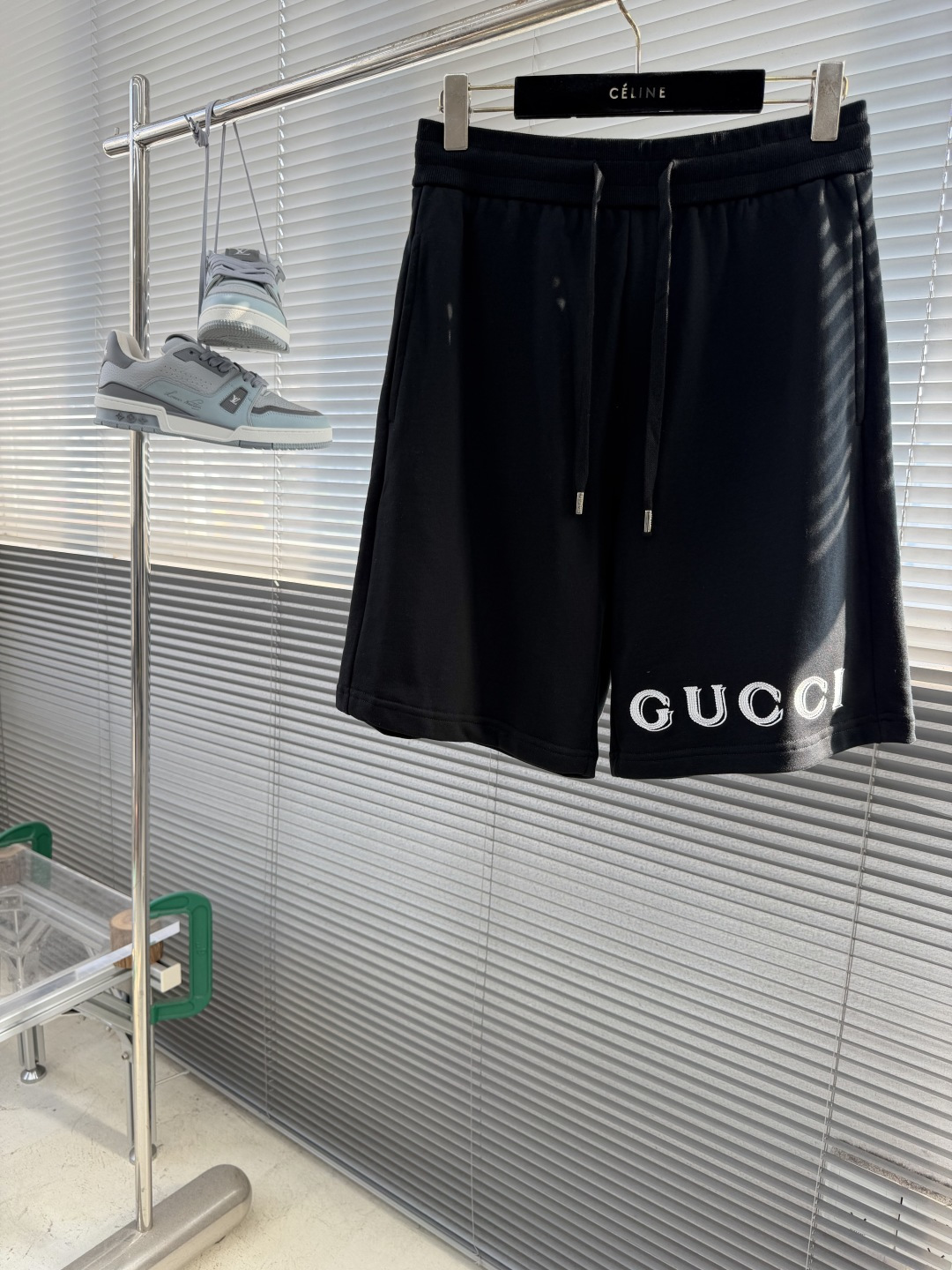 NO:938248,-GUCC cross pattern woolen shorts!  The three-dimensional overprint embroidery process is presented to restore the brand's iconic design language. The colors are bright and full, and the details are exquisite and not falling off. It breaks the dullness and has its own eye-catching properties. 320g high-weight pure cotton wool coil fabric is selected, which is soft and skin-friendly, soft and breathable, has a strong drape feeling and is not easy to deform; loose straight cut, with elastic waist  The headband and metal-carved drawstring can be freely adjusted for tightness, making it easy to fit and fit, taking into account both comfort and style. Side pockets + back patch pockets are designed, and the back pockets are also embellished with brand Gothic font embroidery, which is both practical and stylish. The precision seaming process and neat line routing restore the brand-level texture, and the upper body has a relaxed American high street aura.  Size S-XL (175/145 pounds recommended M),,gucci,shorts,19860909-GUCC 十字花毛线圈短裤！立体叠印刺绣工艺呈现,还原品牌标志性设计语言,色彩鲜明饱满,细节精致不脱落,打破沉闷,自带吸睛属性.甄选320g高克重纯棉毛线圈面料,触感软糯亲肤,柔软透气,垂坠感强且不易变形；宽松直筒剪裁,搭配松紧腰头与金属雕花抽绳,可自由调节松紧,不挑身材,兼顾舒适与造型感.侧边插袋+后贴袋设计,后袋同样点缀品牌哥特字体刺绣,实用又兼顾版型；精密锁边工艺,走线工整利落,还原品牌级别的质感,上身自带美式高街松弛气场. 码数S-XL（175/145斤建议M）,,gucci,shorts,,Men's clothing
