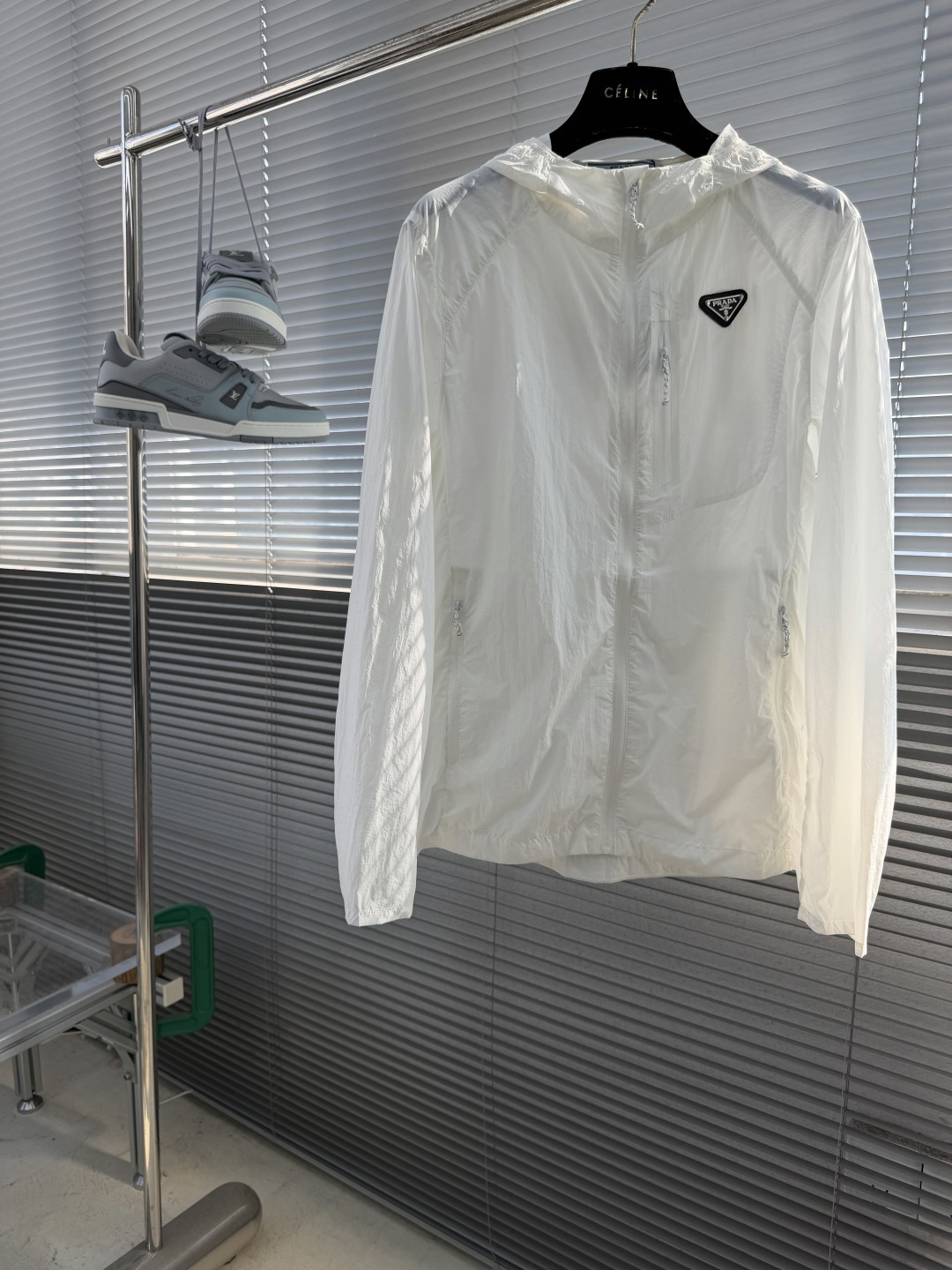 NO:938239,Tops -PRAD  The lightweight nylon sun protection suit is a collision between pragmatism and avant-garde aesthetics. Customized high-density nylon, light, soft and breathable, not easily deformed by washing, can keep you dry even if you sweat, and has anti-UV properties, providing comprehensive protection for summer travel. The jacket has a hooded design. The shorts have an elastic waist + drawstring design, which is good for the figure.  It is extremely tolerant and can be worn for sports, commuting, and vacations. The iconic triangle logo on the chest, paired with the Prad* red label on the back, is low-key and recognizable, making it easy to wear a high-end sports style. Classic black/white/light gray/sky blue, suitable for different styles and skin colors, and it can be worn by couples to create a full atmosphere. All three labels are included!  Size M-3XL,,prada,shorts,jackets & coats,hats,19860909上衣 -PRAD 轻量尼龙防晒套装,是实用主义与先锋审美的碰撞.定制高密尼龙,轻软透气,水洗不易变形,出汗也能保持干爽体感,同时具备防紫外线属性,给夏日出行全方位防护.外套连帽设计.短裤松紧腰+抽绳设计,对身材包容度极高,运动、通勤、度假都能穿.胸前标志性三角徽标,搭配后背Prad*红标,低调中自带辨识度,轻松穿出高级运动风.经典黑/白色/浅灰/天蓝,适配不同风格与肤色,情侣穿更是氛围感拉满.三标齐！ 码数M-3XL,,prada,shorts,jackets & coats,hats,,Men's clothing