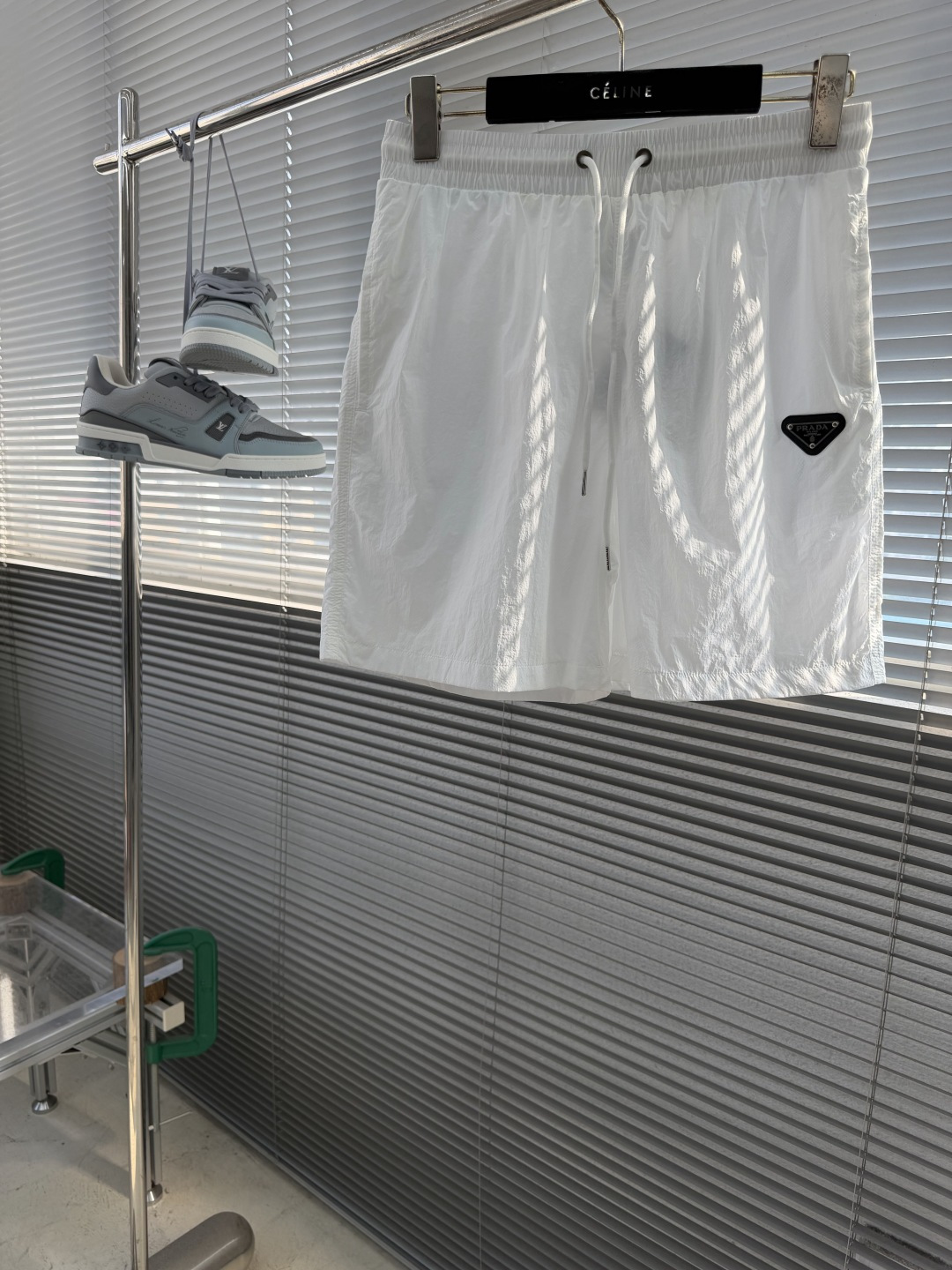 NO:938242,Shorts -PRAD  The lightweight nylon sun protection suit is a collision between pragmatism and avant-garde aesthetics. Customized high-density nylon, light, soft and breathable, not easily deformed by washing, can keep you dry even if you sweat, and has anti-UV properties, providing comprehensive protection for summer travel. The jacket has a hooded design. The shorts have an elastic waist + drawstring design, which is good for the figure.  It is extremely tolerant and can be worn for sports, commuting, and vacations. The iconic triangle logo on the chest, paired with the Prad* red label on the back, is low-key and recognizable, making it easy to wear a high-end sports style. Classic black/white/light gray/sky blue, suitable for different styles and skin colors, and it can be worn by couples to create a full atmosphere. All three labels are included!  Size M-3XL,,prada,shorts,jackets & coats,hats,19860909短裤 -PRAD 轻量尼龙防晒套装,是实用主义与先锋审美的碰撞.定制高密尼龙,轻软透气,水洗不易变形,出汗也能保持干爽体感,同时具备防紫外线属性,给夏日出行全方位防护.外套连帽设计.短裤松紧腰+抽绳设计,对身材包容度极高,运动、通勤、度假都能穿.胸前标志性三角徽标,搭配后背Prad*红标,低调中自带辨识度,轻松穿出高级运动风.经典黑/白色/浅灰/天蓝,适配不同风格与肤色,情侣穿更是氛围感拉满.三标齐！ 码数M-3XL,,prada,shorts,jackets & coats,hats,,Men's clothing