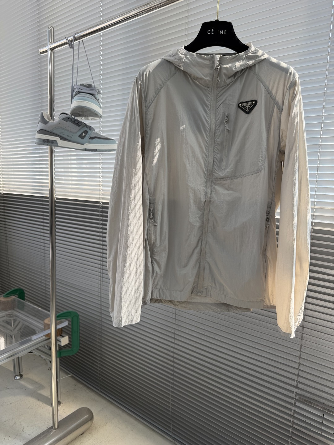 NO:938233,Tops -PRAD  The lightweight nylon sun protection suit is a collision between pragmatism and avant-garde aesthetics. Customized high-density nylon, light, soft and breathable, not easily deformed by washing, can keep you dry even if you sweat, and has anti-UV properties, providing comprehensive protection for summer travel. The jacket has a hooded design. The shorts have an elastic waist + drawstring design, which is good for the figure.  It is extremely tolerant and can be worn for sports, commuting, and vacations. The iconic triangle logo on the chest, paired with the Prad* red label on the back, is low-key and recognizable, making it easy to wear a high-end sports style. Classic black/white/light gray/sky blue, suitable for different styles and skin colors, and it can be worn by couples to create a full atmosphere. All three labels are included!  Size M-3XL,,prada,shorts,jackets & coats,hats,19860909上衣 -PRAD 轻量尼龙防晒套装,是实用主义与先锋审美的碰撞.定制高密尼龙,轻软透气,水洗不易变形,出汗也能保持干爽体感,同时具备防紫外线属性,给夏日出行全方位防护.外套连帽设计.短裤松紧腰+抽绳设计,对身材包容度极高,运动、通勤、度假都能穿.胸前标志性三角徽标,搭配后背Prad*红标,低调中自带辨识度,轻松穿出高级运动风.经典黑/白色/浅灰/天蓝,适配不同风格与肤色,情侣穿更是氛围感拉满.三标齐！ 码数M-3XL,,prada,shorts,jackets & coats,hats,,Men's clothing