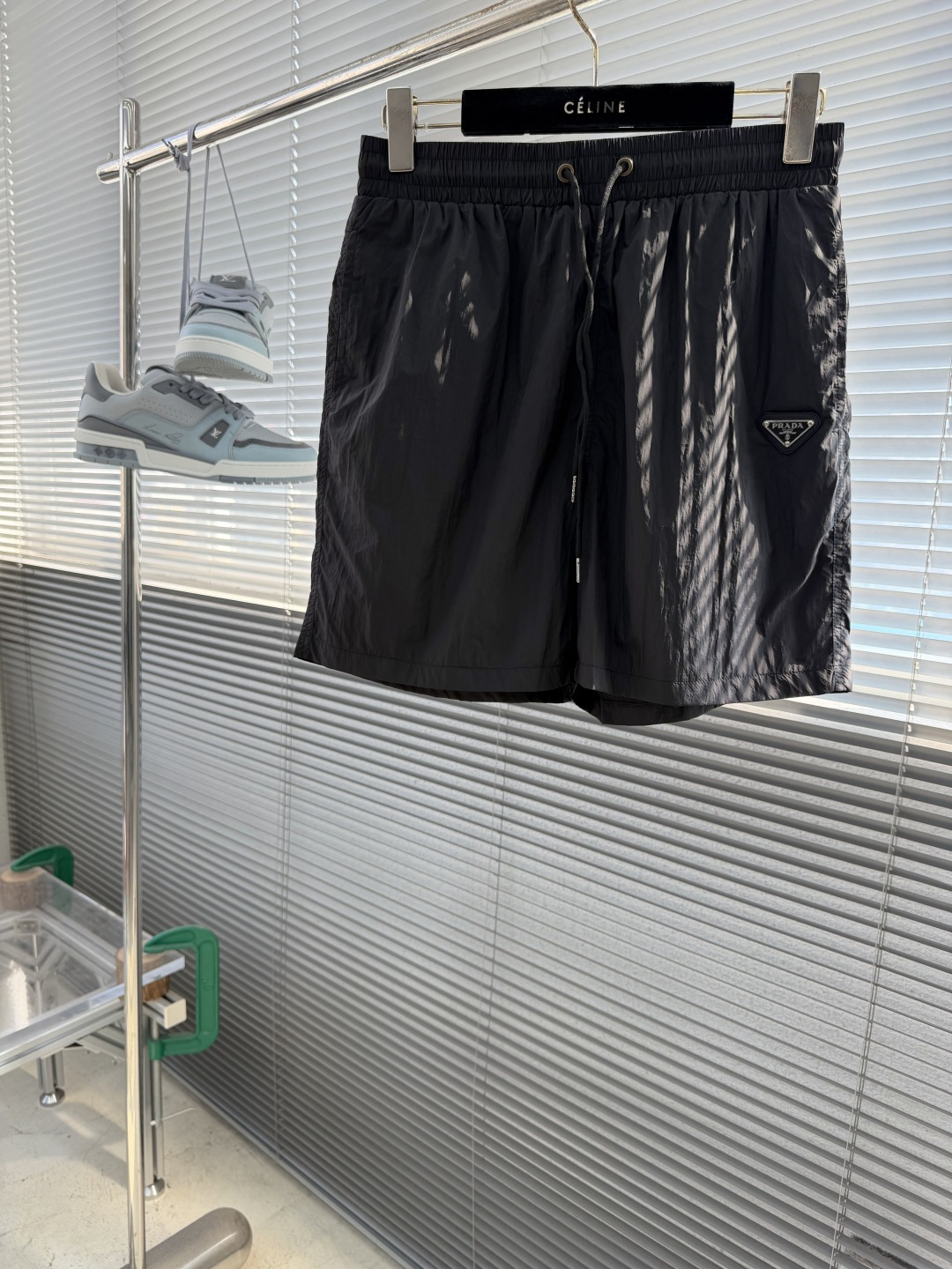 NO:938230,Shorts -PRAD  The lightweight nylon sun protection suit is a collision between pragmatism and avant-garde aesthetics. Customized high-density nylon, light, soft and breathable, not easily deformed by washing, can keep you dry even if you sweat, and has anti-UV properties, providing comprehensive protection for summer travel. The jacket has a hooded design. The shorts have an elastic waist + drawstring design, which is good for the figure.  It is extremely tolerant and can be worn for sports, commuting, and vacations. The iconic triangle logo on the chest, paired with the Prad* red label on the back, is low-key and recognizable, making it easy to wear a high-end sports style. Classic black/white/light gray/sky blue, suitable for different styles and skin colors, and it can be worn by couples to create a full atmosphere. All three labels are included!  Size M-3XL,,prada,shorts,jackets & coats,hats,19860909短裤 -PRAD 轻量尼龙防晒套装,是实用主义与先锋审美的碰撞.定制高密尼龙,轻软透气,水洗不易变形,出汗也能保持干爽体感,同时具备防紫外线属性,给夏日出行全方位防护.外套连帽设计.短裤松紧腰+抽绳设计,对身材包容度极高,运动、通勤、度假都能穿.胸前标志性三角徽标,搭配后背Prad*红标,低调中自带辨识度,轻松穿出高级运动风.经典黑/白色/浅灰/天蓝,适配不同风格与肤色,情侣穿更是氛围感拉满.三标齐！ 码数M-3XL,,prada,shorts,jackets & coats,hats,,Men's clothing