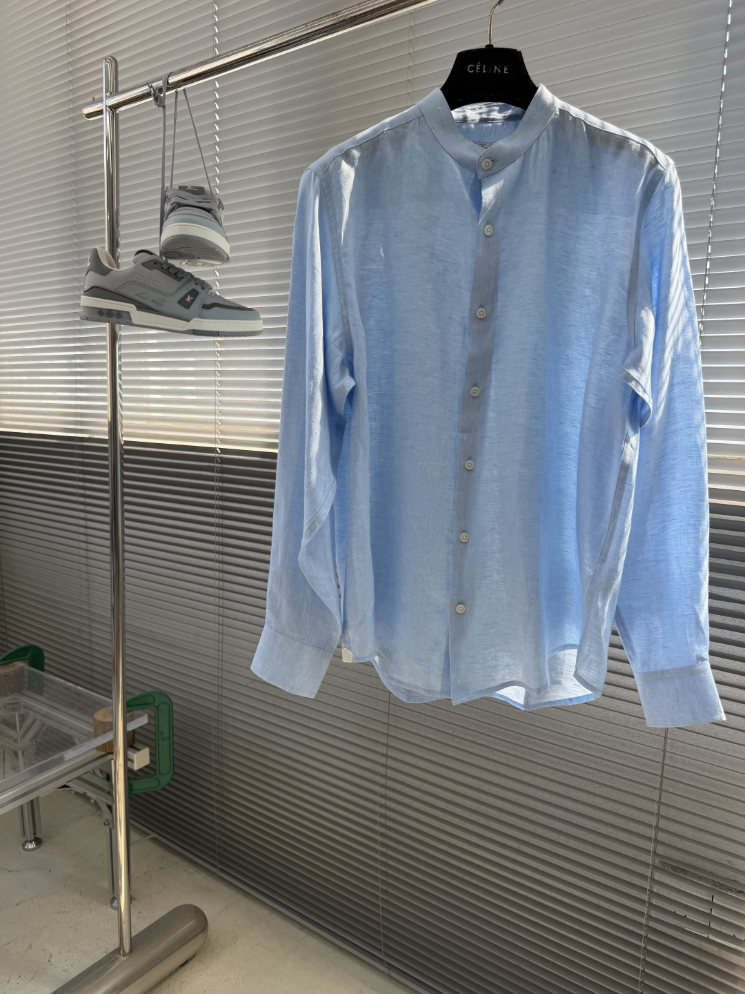 NO:938244,-Loro Piana stand-collar linen shirt, a summer prelude to Italian old-money style. As an Italian luxury fabric family, Loro Piana is famous for its Masters of  Linen certified linen is the core, and the raw materials are selected from long-fiber linen from the top producing areas of France, Normandy and Belgium, and are expertly woven by the 150-year-old Solbiati factory. Every inch of the fabric has been processed by the 'stone softening' process, and feels as delicate as a cloud, while retaining the natural breathing texture of linen. It is an iconic item for the summer wardrobe of the old money class. 2. Design Highlights: The low-key luxury of stand-up collar tailoring 1. Stand-up collar structure  It adopts a 3.5cm high stand-up collar design, with an invisible collar support hidden inside the collar, which maintains a straight line without oppressing the neck; a single row of mother-of-pearl buttons (polished from deep-sea mother-of-pearl) embellishes the placket, each piece is warm and translucent, forming a subtle contrast with the natural texture of linen. 2. Style and craftsmanship: The loose micro-profile shoulder line naturally droops, leaving 3-5cm of space for movement in the bust, showing casualness when walking; the hidden pleat design on the back enhances the tolerance of the waist.  The details are crafted with a double-button adjustment system for the cuffs, which can be freely tightened; a three-dimensional patch pocket on the left chest, and the edges of the bag flap are hand-rolled, which hides the warmth of handwork in a low-key manner. 3. Fabric properties provide a natural barrier for breathing  High-count flax fiber has a hollow structure, which is three times more breathable than cotton, and can quickly export moisture from the body surface; the naturally-containing 'magagnolia' component can inhibit the growth of bacteria and can keep you dry all day long even in the humid summer in Guangzhou. After special anti-wrinkle treatment, the wrinkles of the fabric present a natural and casual texture, without the need for deliberate ironing, and have a texture that has accumulated over time. 4. Washing and maintenance guide 1. Washing method  It is recommended to hand wash gently in cold water below 30℃, use neutral detergent (such as laundry detergent for wool), and avoid machine washing and spin-drying. Wash dark and light colors separately to prevent staining; do not use bleach or fluorescent agents to avoid damaging the natural fiber structure of linen. 2. Dry and iron. Lay flat or hang to dry in the shade to avoid fading caused by direct sunlight; pat the fabric gently after drying and use gravity to naturally stretch the wrinkles.  If you need to iron, choose the medium-temperature steam mode (below 110℃), iron when the fabric is slightly wet, and retain the natural texture of linen. 3. Storage suggestions: Hang on a wide-shoulder hanger to avoid collar deformation; when storing for a long time, you can place natural mothballs in the wardrobe to prevent moths.  Loro Piana's linen items never pursue exaggerated designs, but have a 'moisturizing and silent' texture that has become a timeless classic - just like the brand's century-old concept of 'true luxury is the integration of comfort and elegance.' Size M-3XL,,loro piana,shirts,19860909-Loro Piana 立领亚麻衬衫,意式老钱风的夏日序曲 作为意大利顶奢面料世家,诺悠翩雅以Masters of Linen认证亚麻为核心,原料甄选法国诺曼底与比利时顶级产区的长纤维亚麻,经150年历史的Solbiati工厂匠心织造.每一寸面料都经过「石磨柔化」工艺处理,触感如云朵般细腻,同时保留亚麻天然的呼吸肌理,是老钱阶层夏日衣橱的标志性单品. 二、设计亮点立领剪裁的低调奢华 1.立领结构 采用3.5cm高立领设计,领口内侧暗藏隐形领撑,既保持挺括线条又不压迫颈部；单排珍珠母贝纽扣（深海贝母打磨而成）点缀门襟,颗颗温润透亮,与亚麻的自然质感形成精妙对比. 2.版型与工艺  宽松微廓形肩线自然垂落,胸围预留3-5cm活动空间,行走间尽显随性；后幅暗藏打褶设计,增强腰部包容性.  细节匠造袖口双扣调节系统,可自由收束；左侧胸前立体贴袋,袋盖边缘手工卷边处理,低调中暗藏手工温度. 三、面料特性会呼吸的天然屏障 高支亚麻纤维自带中空结构,透气性是棉的3倍,能快速导出体表湿气；天然含有的「木兰素」成分,可抑制细菌滋生,即使在广州潮湿盛夏也能保持全天干爽.经过特殊抗皱处理,面料褶皱呈现自然随性的纹理,无需刻意熨烫,越穿越有岁月沉淀的质感. 四、洗涤养护指南  1. 洗涤方式 建议30℃以下冷水轻柔手洗,使用中性洗涤剂（如羊毛专用洗衣液）,避免机洗甩干. 深浅色分开洗涤,防止染色；不可使用漂白剂或荧光剂,以免破坏亚麻天然纤维结构.  2. 晾晒与熨烫 平铺或悬挂阴干,避免阳光直射导致褪色；晾干后轻拍面料,利用重力自然垂展褶皱. 若需熨烫,选择中温蒸汽模式（110℃以下）,在面料微湿时熨烫,保留亚麻自然肌理.  3. 收纳建议 悬挂于宽肩衣架,避免衣领变形；长期存放时,可在衣柜内放置天然樟脑丸,防止虫蛀. 诺悠翩雅的亚麻单品从不追求浮夸设计,而是以「润物细无声」的质感,成为跨越时光的经典——正如品牌百年传承的理念「真正的奢华,是让舒适与优雅浑然一体」. 码数M-3XL,,loro piana,shirts,,Men's clothing