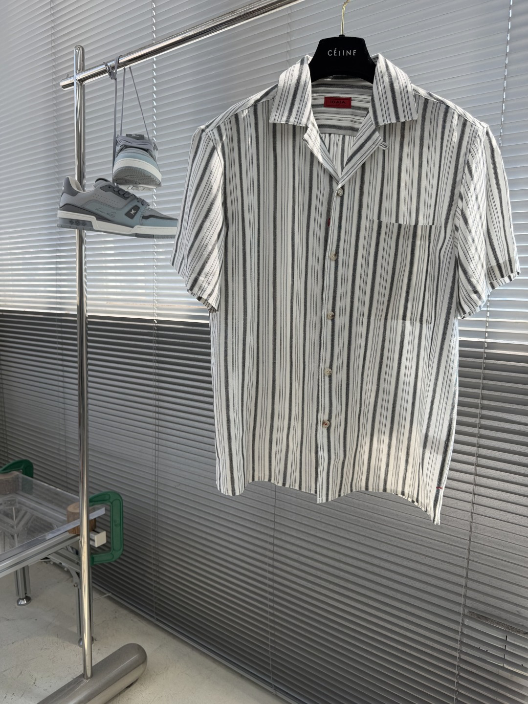 NO:938238,-ISAIA (ISAIA) linen Lyocell striped short-sleeved shirt, an elegant deconstruction of the Italian South Italian resort style. 1. Contemporary interpretation of the Naples handicrafts of the brand gene. As a century-old menswear family in Naples, Italy, ISAIA is famous for 'integrating formal craftsmanship into casual items'. This short-sleeved shirt continues the brand's iconic 'light formal' concept and was designed by Ciro, the third generation successor of the brand.  Paone personally designed the design, perfectly integrating the sunshine stripes of the Amalfi Coast in South Italy with advanced fabric technology, redefining summer business and casual wear. 2. The golden ratio of core fabrics 35 linen + 65 lyocell 1. Material innovation French Normandy linen selects long-staple linen with a fiber length of 28mm, which is softened by a stonewashing process to retain the natural breathability and skinny feel of linen while avoiding the itchy feeling of ordinary linen. Austrian Lenzing lyocell uses Tencel  Made of LF environmentally friendly technology, the fiber fineness reaches 1.2 denier, which gives the fabric a silky drape and anti-wrinkle properties, solving the wrinkle-prone pain point of linen. The advantage of the golden ratio is 65 lyocell to neutralize the roughness of linen, and 35% linen to enhance the stiffness of the fabric. The overall touch is like a 'breathing second skin', and it still maintains a dry feel in a high temperature environment of 35°C. 2. Stripe aesthetics  It uses an 8-color gradient weaving method with off-white as the base color, incorporating 5 low-saturated color knitting threads such as gray blue, dark green, and light brown, and forms 0.5-2cm wide and narrow gradient stripes through 16 stitches/cm precision jacquard technology. It shows a soft flow of light and shadow from a distance, while it hides rich color details when viewed close up. The stripe design is inspired by the traditional clothing of Naples fishermen, and it is more slender after reconstruction with modern proportions. 3. Craftsmanship details Microscopic presentation of the essence of Naples handicrafts  1. Structural design: The angle between the collar tip and the Cuban collar is 90°, and the collarless design is paired with a narrow collar width of 3cm to expose the clavicle line. The loose and slightly dropped shoulder line is moved 1.5cm further back than a regular shirt, and the armholes are 3cm deeper, so there is no sense of restraint when moving. The back waist gathers 6 hidden manual gathers on the back, which spread naturally from the waistline to enhance air circulation and modify the waist line. 2. Handmade logo  The brand's iconic 'red coral' pattern is embroidered on the inside of the red coral embroidered collar, using traditional Naples overlocking embroidery technology with a stitch density of 8 stitches/cm, symbolizing the 'lucky charm' in nautical culture. Red-stitched egg cuffs, side seams and other hidden areas are hand-stitched with red cotton thread, echoing the brand's design philosophy of 'low-key luxury'. 4. Washing and maintenance guide 1. Washing method  For gentle machine washing, use neutral laundry detergent. The water temperature should not exceed 30°C. Select 'gentle mode' and put it in the laundry bag to avoid streak staining or fabric deformation. Chlorine bleach is not allowed for bleaching. If whitening is required, add a small amount of white vinegar and soak for 10 minutes before washing. 2. Drying and ironing: Lay it flat in a ventilated place to dry to avoid direct sunlight and cause the fabric to fade. After drying, gently pull the collar and cuffs to restore their natural shape.  Low-temperature ironing If you need to iron, choose the steam mode below 80℃. When ironing, place the cloth and move it in the direction of the stripes to avoid flattening the natural texture of linen. 3. Storage suggestions: Hang on a wide-shoulder hanger to avoid dead folds caused by long-term folding; store it separately from dark clothes to prevent staining.  ISAIA's summer items are based on 'technical fabrics + handmade warmth'. This shirt is handmade in the factory in Naples, Italy by a 30-year veteran tailor. Every process follows the concept of 'visible details are the real luxury'. As the brand advocates, 'Elegance should not be bound by seasons. Even in summer, you must wear it with a sense of ceremony.' Size 39-43 (M-3XL), shirts, T-shirt, gold,19860909-ISAIA（伊莎雅）亚麻莱赛尔条纹短袖衬衫,意式南意度假风的优雅解构 一、品牌基因那不勒斯手工艺术的当代演绎 作为意大利那不勒斯百年男装世家,ISAIA以「将正装工艺融入休闲单品」闻名.这款短袖衬衫延续品牌标志性的「轻正装」理念,由品牌第三代传人Ciro Paone亲自操刀设计,将南意阿玛菲海岸的阳光条纹与高级面料科技完美融合,重新定义夏季商务休闲着装. 二、核心面料35亚麻+65莱赛尔的黄金配比 1.材质创新 法国诺曼底亚麻甄选纤维长度28mm的长绒亚麻,经石磨水洗工艺软化,保留亚麻天然的透气性与骨感,同时避免普通亚麻的刺痒感. 奥地利兰精莱赛尔采用Tencel LF环保工艺制成,纤维细度达1.2旦尼尔,赋予面料丝绸般的垂坠感与抗皱性,解决亚麻易皱的痛点. 黄金配比优势65莱赛尔中和亚麻的粗犷,35亚麻提升面料挺括度,整体触感如「会呼吸的第二层肌肤」,在35℃高温环境下仍保持干爽体感. 2.条纹美学 采用8色渐变织法以米白为底色,融入灰蓝、墨绿、浅棕等5种低饱和色织线,通过16针/厘米的精密提花工艺形成0.5-2cm宽窄渐变条纹,远观呈现柔和的光影流动感,近看则暗藏层次丰富的色彩细节.条纹设计灵感源自那不勒斯渔民传统服饰,经现代比例重构后更显修长身形. 三、工艺细节那不勒斯手工精髓的微观呈现 1.结构设计 古巴领型领尖夹角90°,无领座设计搭配3cm窄领宽,露出锁骨线条. 宽松微落肩肩线比常规衬衫后移1.5cm,袖窿加深3cm,活动时无束缚感. 后腰收褶背部暗藏6道手工收褶,从腰线自然散开,增强空气流通性,同时修饰腰部线条. 2.手工标识 红珊瑚刺绣领部内侧绣有品牌标志性「红珊瑚」图案,采用那不勒斯传统锁边绣工艺,针脚密度达8针/厘米,象征航海文化中的「幸运符」. 红色缝线彩蛋袖口、侧缝等隐蔽处采用红色棉线手工锁边,呼应品牌「低调中见奢华」的设计哲学. 四、洗涤养护指南 1.洗涤方式 轻柔机洗使用中性洗衣液,水温不超过30℃,选择「轻柔模式」并放入洗衣袋,避免条纹染色或面料变形. 不可漂白禁用含氯漂白剂,若需增白,可加入少量白醋浸泡10分钟后洗涤. 2.晾晒与熨烫 阴干处理平铺于通风处晾干,避免阳光直射导致面料褪色；晾干后轻拉衣领与袖口,恢复自然形态. 低温熨烫若需熨烫,选择80℃以下蒸汽模式,熨烫时垫布并沿条纹方向移动,避免压平亚麻的天然肌理. 3.收纳建议 悬挂于宽肩衣架,避免长期折叠产生死褶；存放时与深色衣物分开,防止染色. ISAIA的夏季单品以「科技面料+手工温度」为核心,这件衬衫在意大利那不勒斯工厂由30年工龄的老裁缝手工完成,每一道工序都遵循「看得见的细节才是真正的奢华」理念.正如品牌所倡导的「优雅不应受季节束缚,即便是夏日,也要穿得有仪式感.」 码数39-43（M-3XL）,,shirts,T-shirt,gold,,Men's clothing