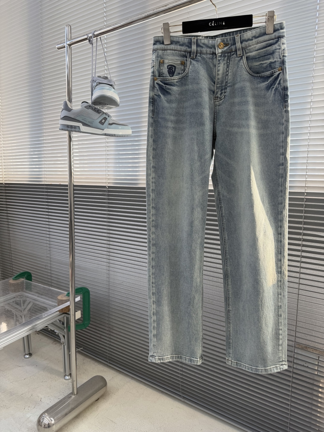 NO:938232,-BBR's new spring and summer men's casual and versatile jeans!  For BUR fans, such an elegant classic design is enough to attract attention at a glance. It is the most handsome series among all BUR jeans this year. You only need to take a glance to know that this will definitely be a sensational hit. It is made of classic slim-fitting three-dimensional tailoring and is equipped with the latest logo pattern waistband design!  Pocket printing logo design!  A very representative waist brand modification!  It simply and easily demonstrates the charm of the brand, and naturally presents specifications, grades, fashion and trendy effects. It has perfect matching performance and can easily wear with a sense of luxury and high-end effects!  Made of top quality imported Japanese washed denim cotton, it is very comfortable, breathable and has a natural drape, making it suitable for all year round wear!  !  This style of jeans is made with a three-dimensional cut and a small straight fit. Its single-matching magic and practical wearability are understandable. Whether you are wearing it for daily wear or appearing on the high street, it is the best choice. It is super charming!  It also demonstrates the authentic original flavor of BUR, and also perfectly demonstrates its specifications and rank!  Obviously, this is a great product that you must buy. Whether you are a fan of BUR or not, you must buy this product. It is a highly recommended product!  Size 29-36 (35),,burberry,jeans,19860909-BBR 春夏新品男士休闲百搭牛仔裤！ 对于BUR粉丝来说,这样大气的经典设计足矣一眼种草,是今年BUR所有牛仔裤当中最帅的一个系列,只需要看一眼就知道,这绝对会是一个引起轰动的爆款,经典的修身立体剪裁版型打造,配置了最新的logo图案腰牌工艺设计！口袋印花logo图案设计！极具代表性腰牌修饰！简单轻松的彰显出品牌魅力所在,自然而然的呈现规格,档次,时髦以及新潮效果,搭配性能满分,轻松穿出高级感与高端效果！顶级的进口日本洗水牛仔棉质打造,并舒适透气感满分,且垂感自然,适合一年四季的穿搭所需！！此款牛仔裤采用了立体裁剪小直筒版型打造,其单配魔力与实穿性是无可厚非的,不管你是日常穿搭还是高街出镜都是不二之选,超具魅力！更是彰显了地地道道的的BUR原味,同时也是完美的展现了其规格和段位所在！很显然,这是一款绝对要收的重磅好货,不管你是不是BUR的粉丝,此款你都必须要收,极力推荐的好货！ 尺码29-36（35）,,burberry,jeans,,Men's clothing